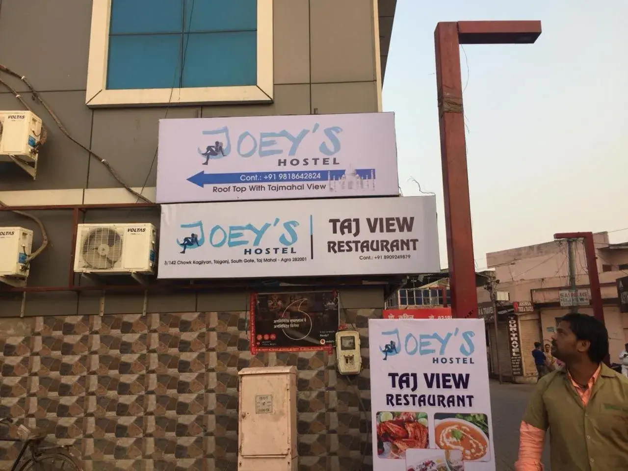 Facade/entrance in Joey's Hostel Agra - 200m from Taj Mahal Facade/entrance in Joey's Hostel Agra - 200m from Taj Mahal
