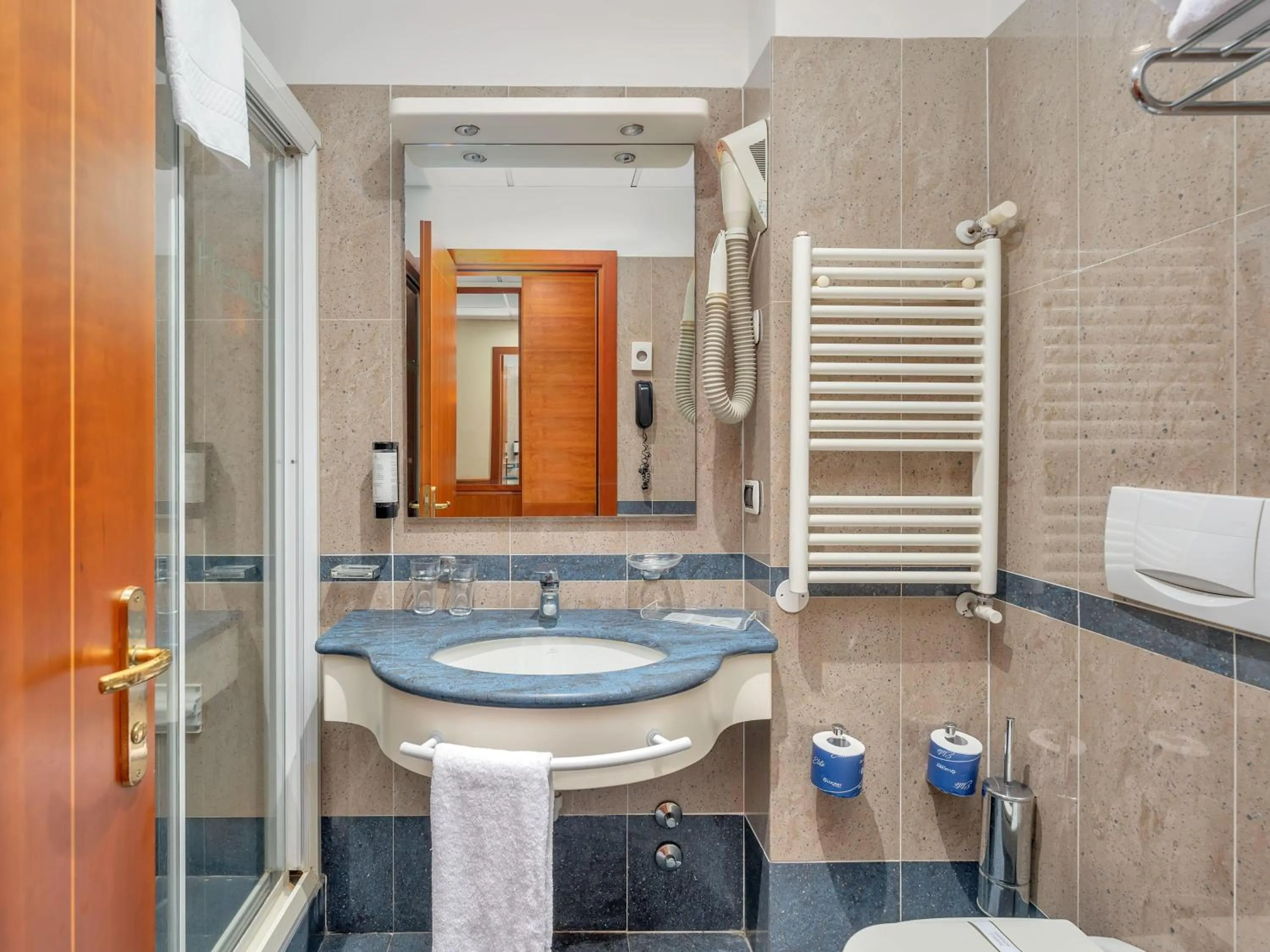 Photo of the whole room in B&B HOTELS Hotel Prestige Ornago