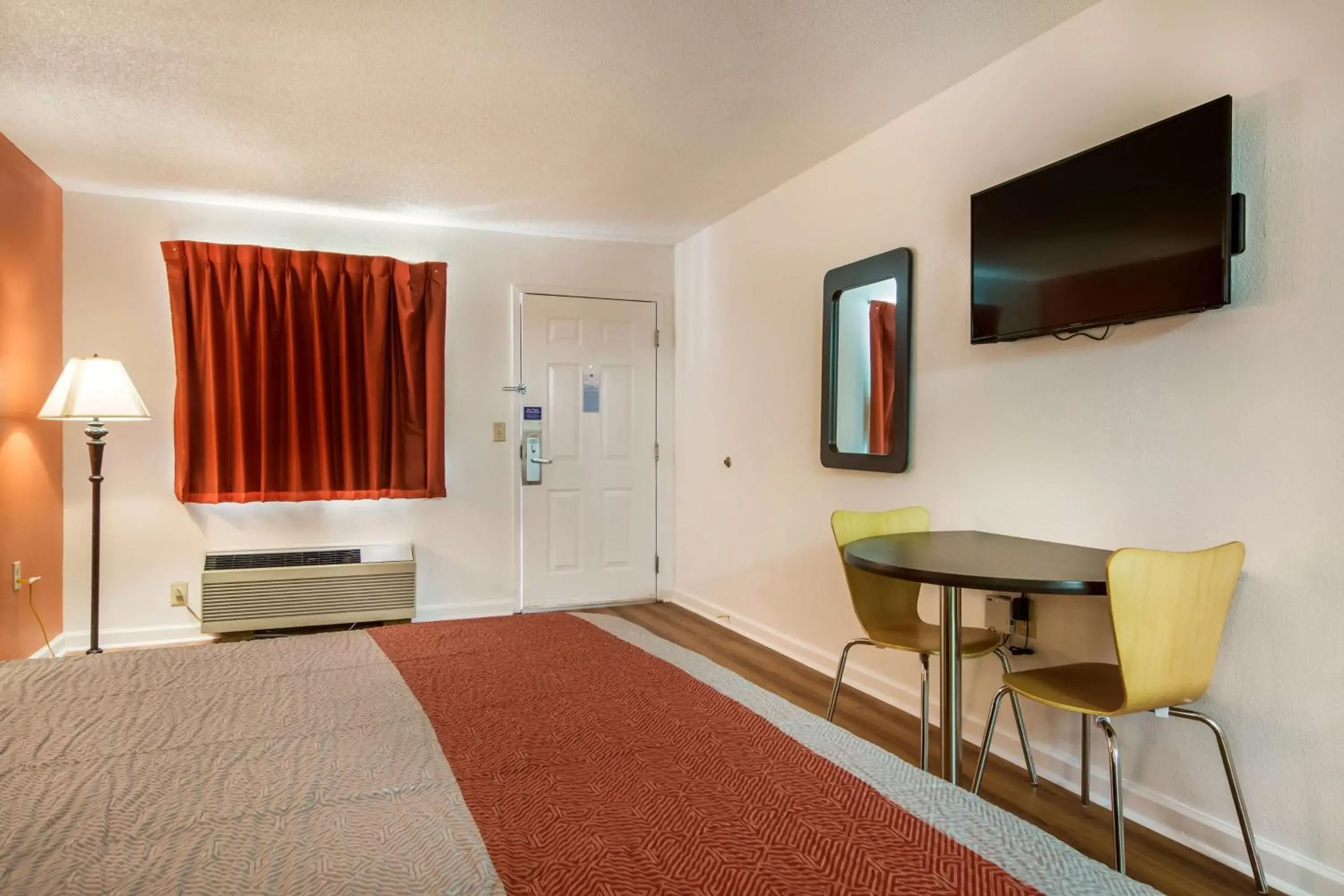 TV and multimedia, Bed in Motel 6-Warner Robins, GA