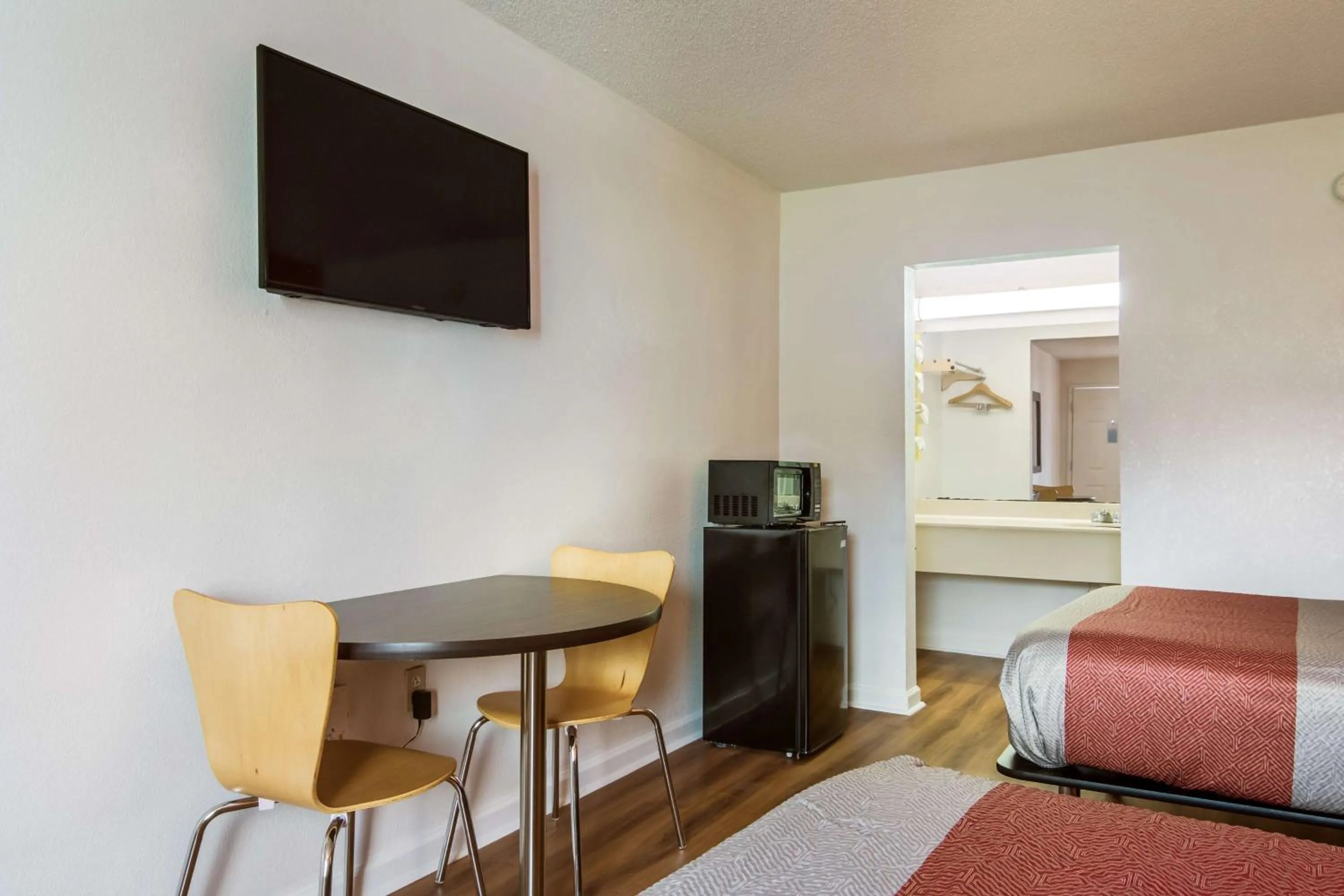 TV and multimedia, Bed in Motel 6-Warner Robins, GA