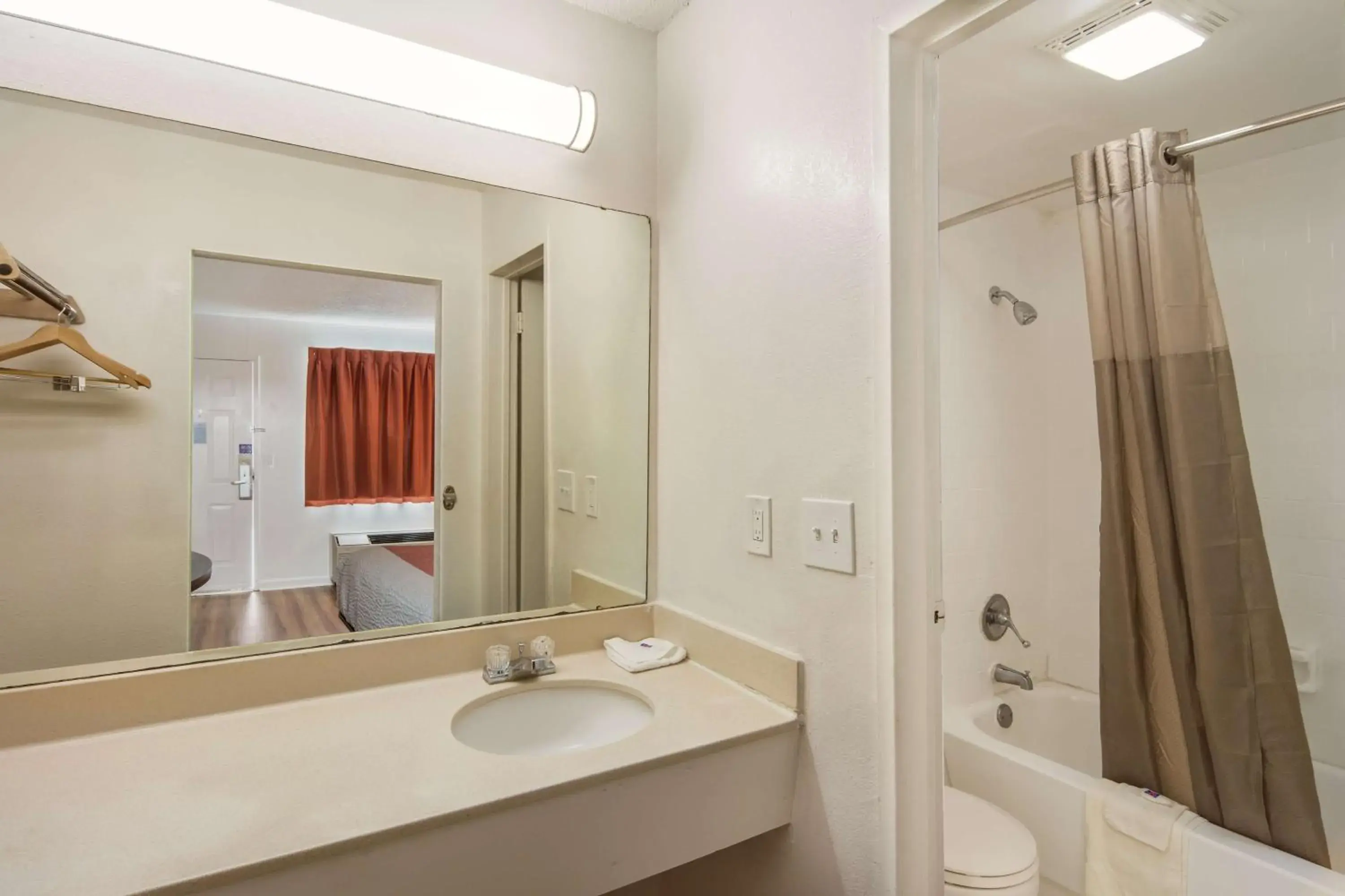 Shower, Bathroom in Motel 6-Warner Robins, GA