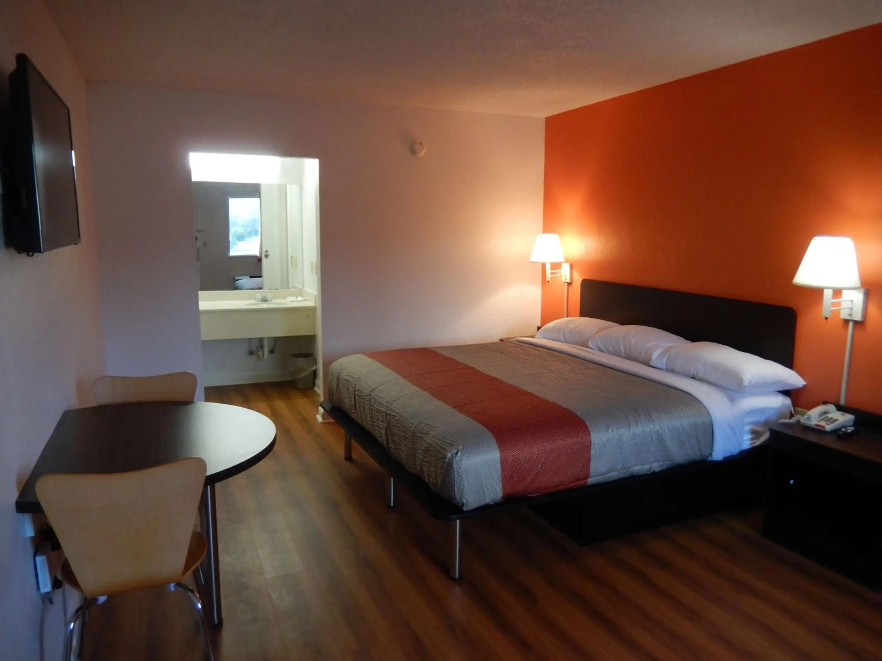 TV and multimedia, Bed in Motel 6-Warner Robins, GA