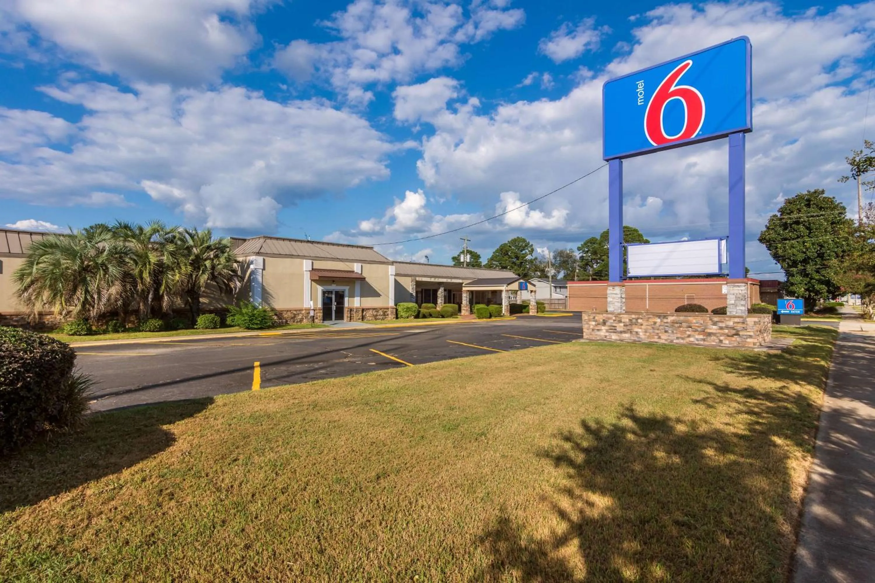 Property building in Motel 6-Warner Robins, GA
