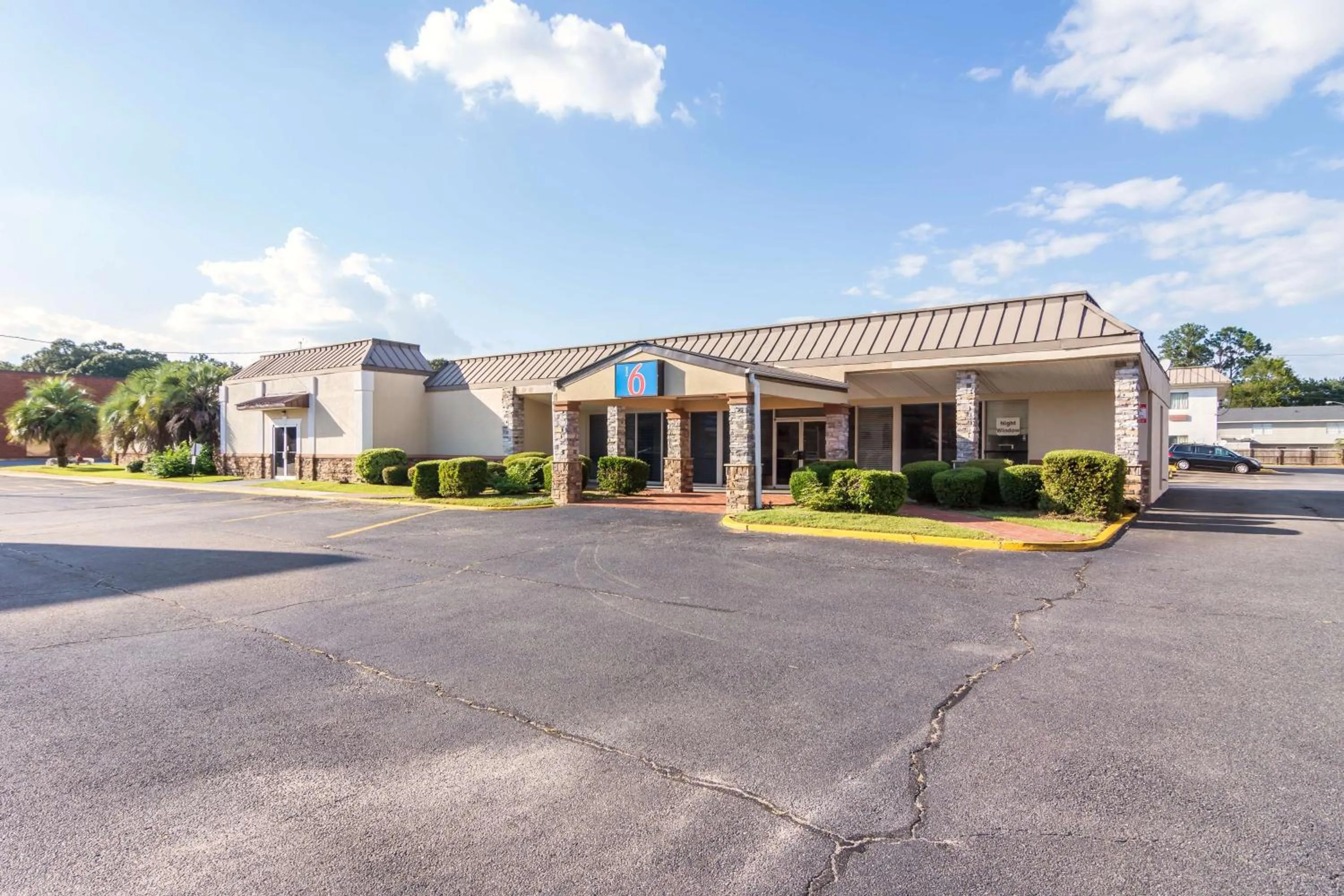Property building in Motel 6-Warner Robins, GA