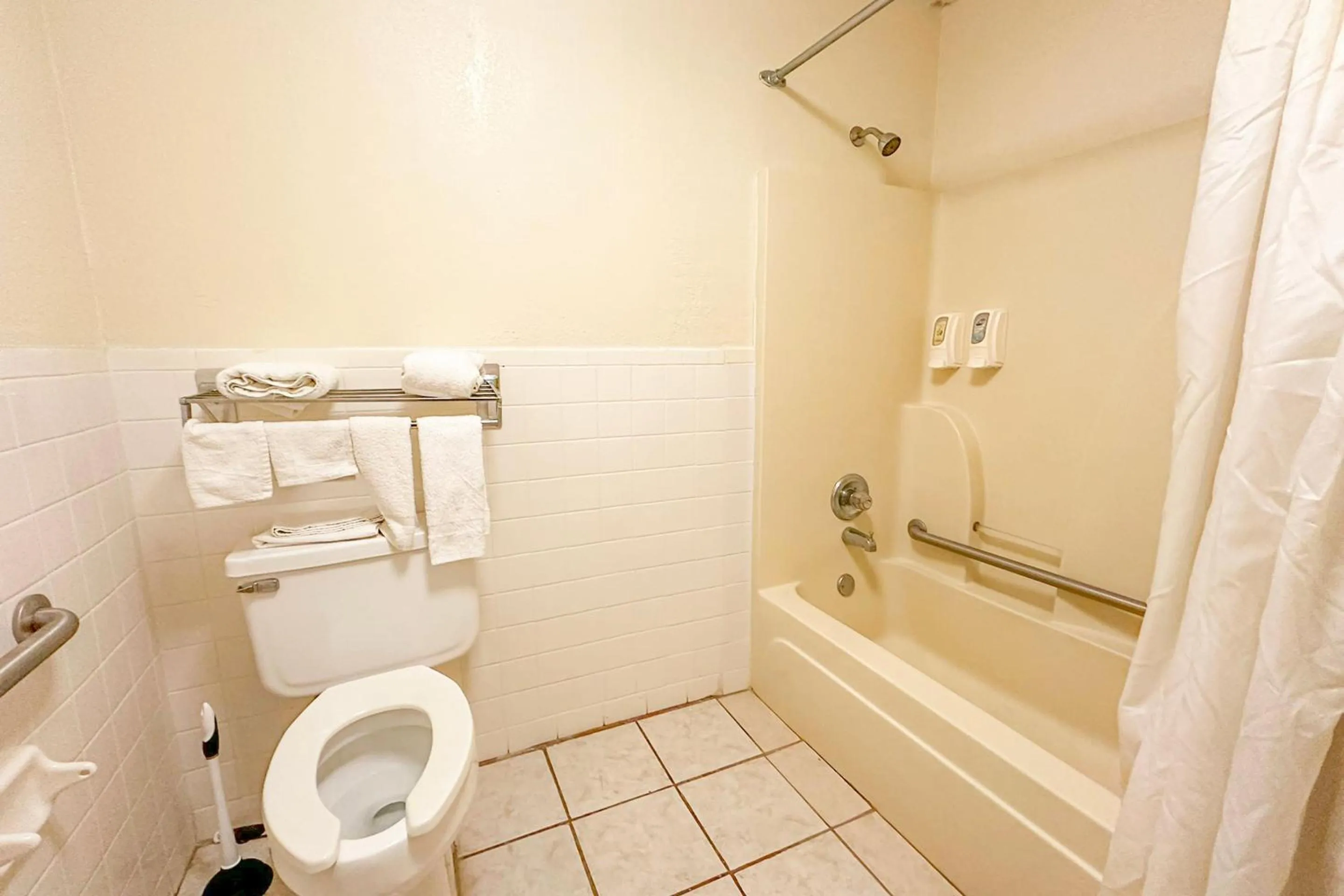 Bathroom in Super Inn & Suites by OYO Milledgeville