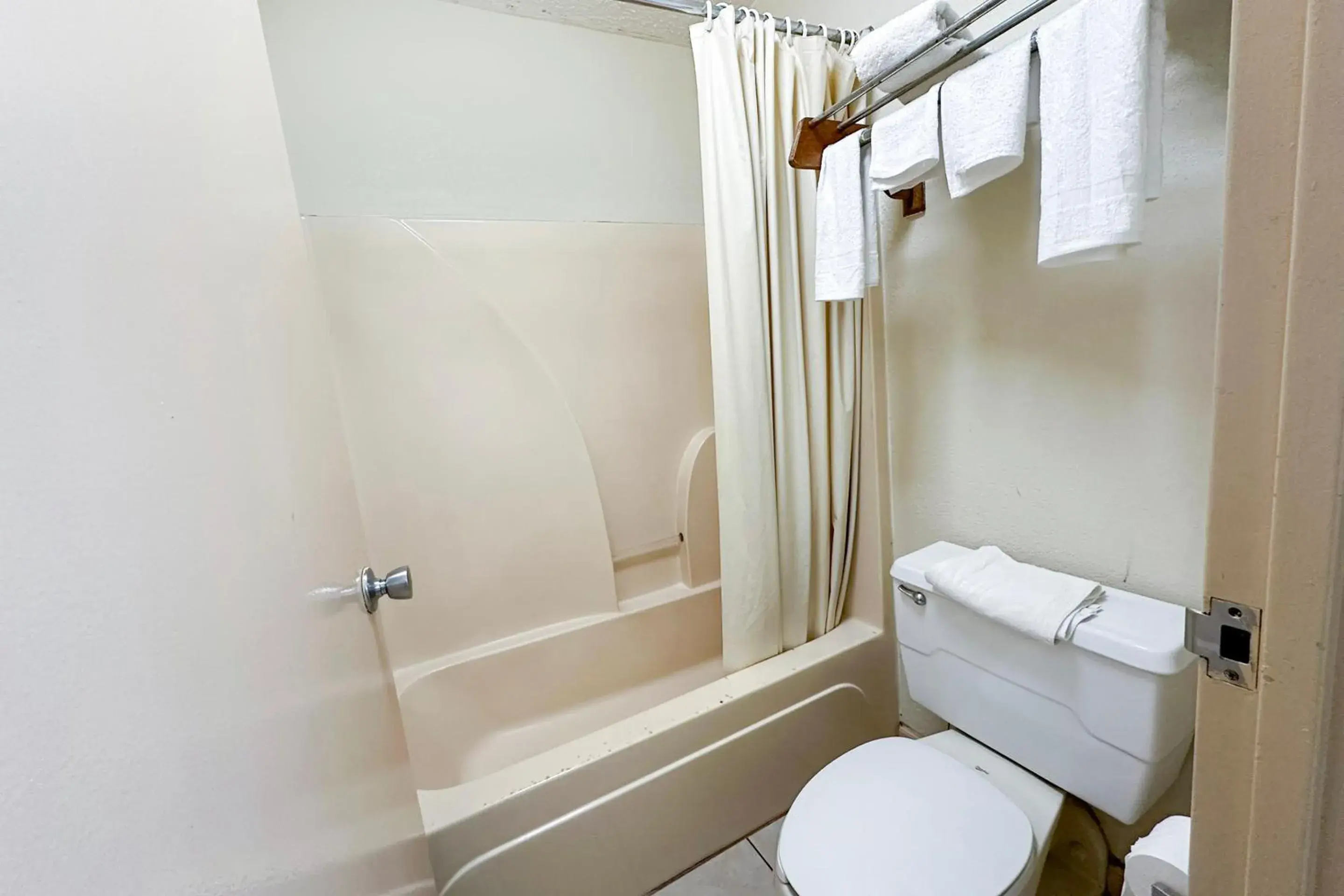 Bathroom in Super Inn & Suites by OYO Milledgeville