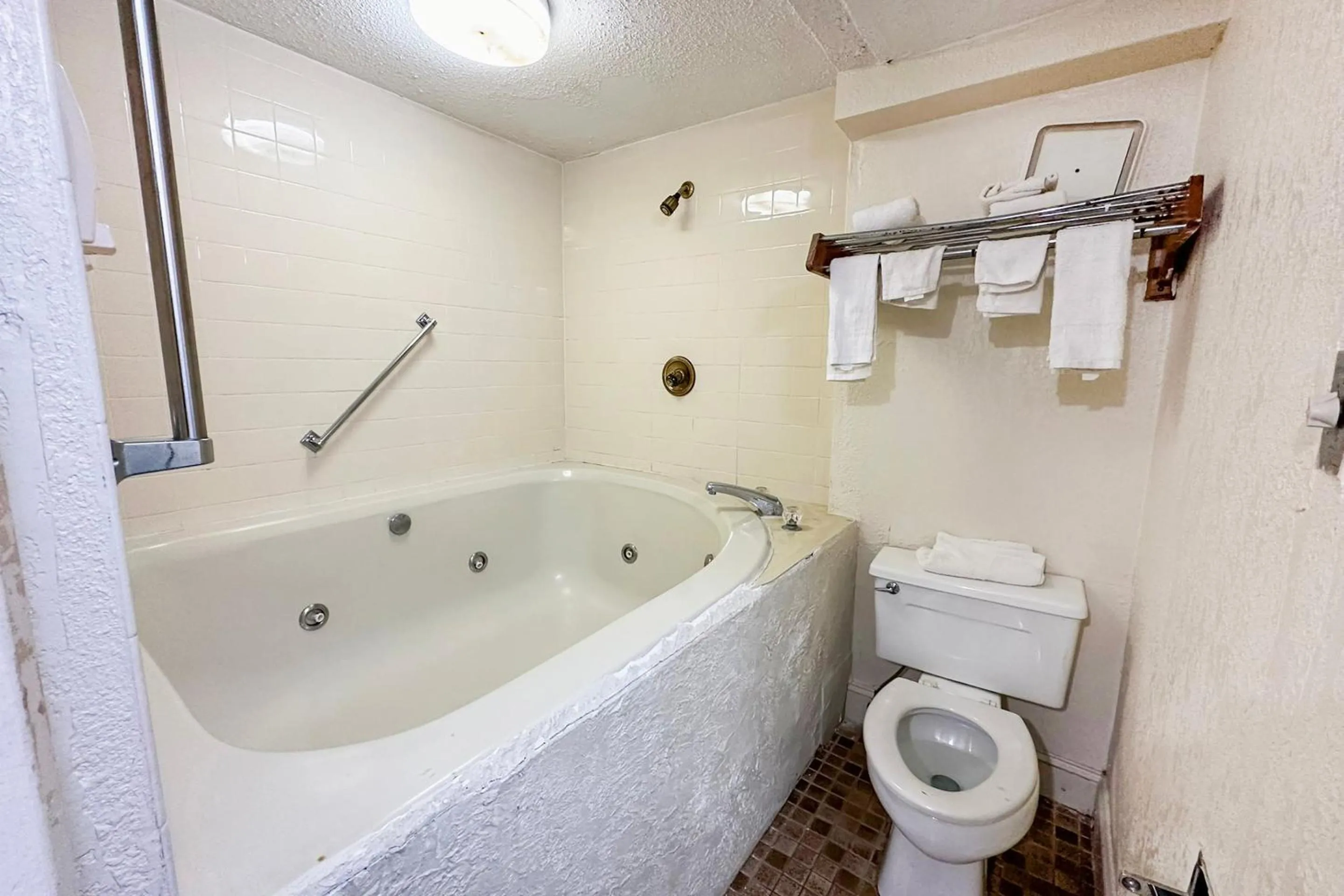Bathroom in Super Inn & Suites by OYO Milledgeville