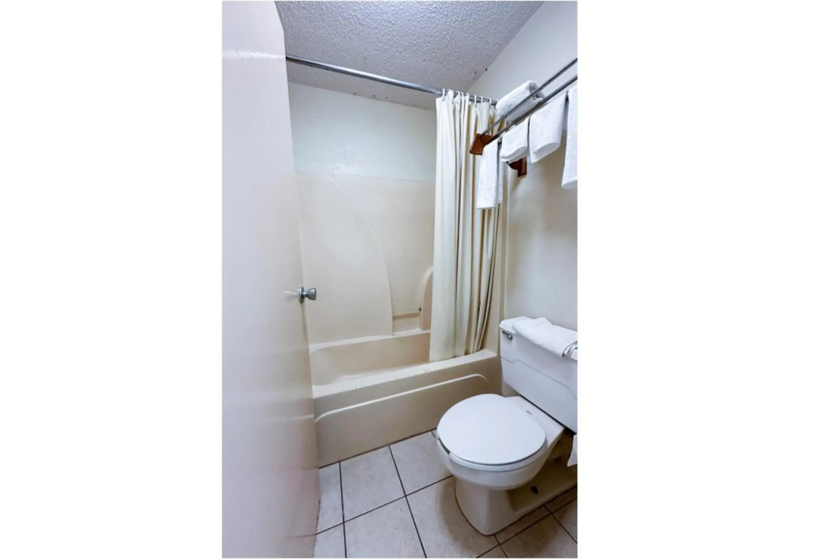 Bathroom in Super Inn & Suites by OYO Milledgeville