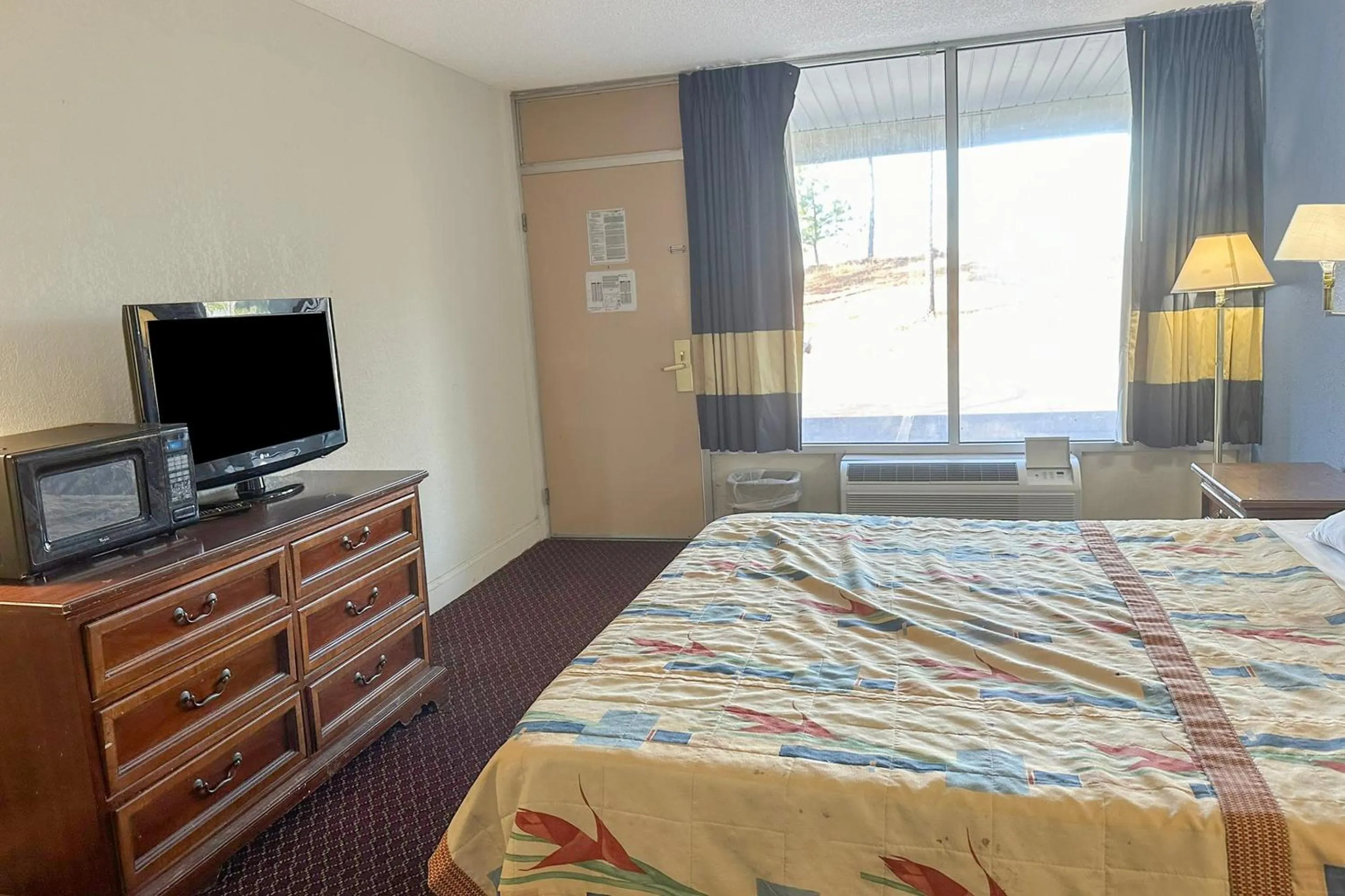 Bedroom, Bed in Super Inn & Suites by OYO Milledgeville