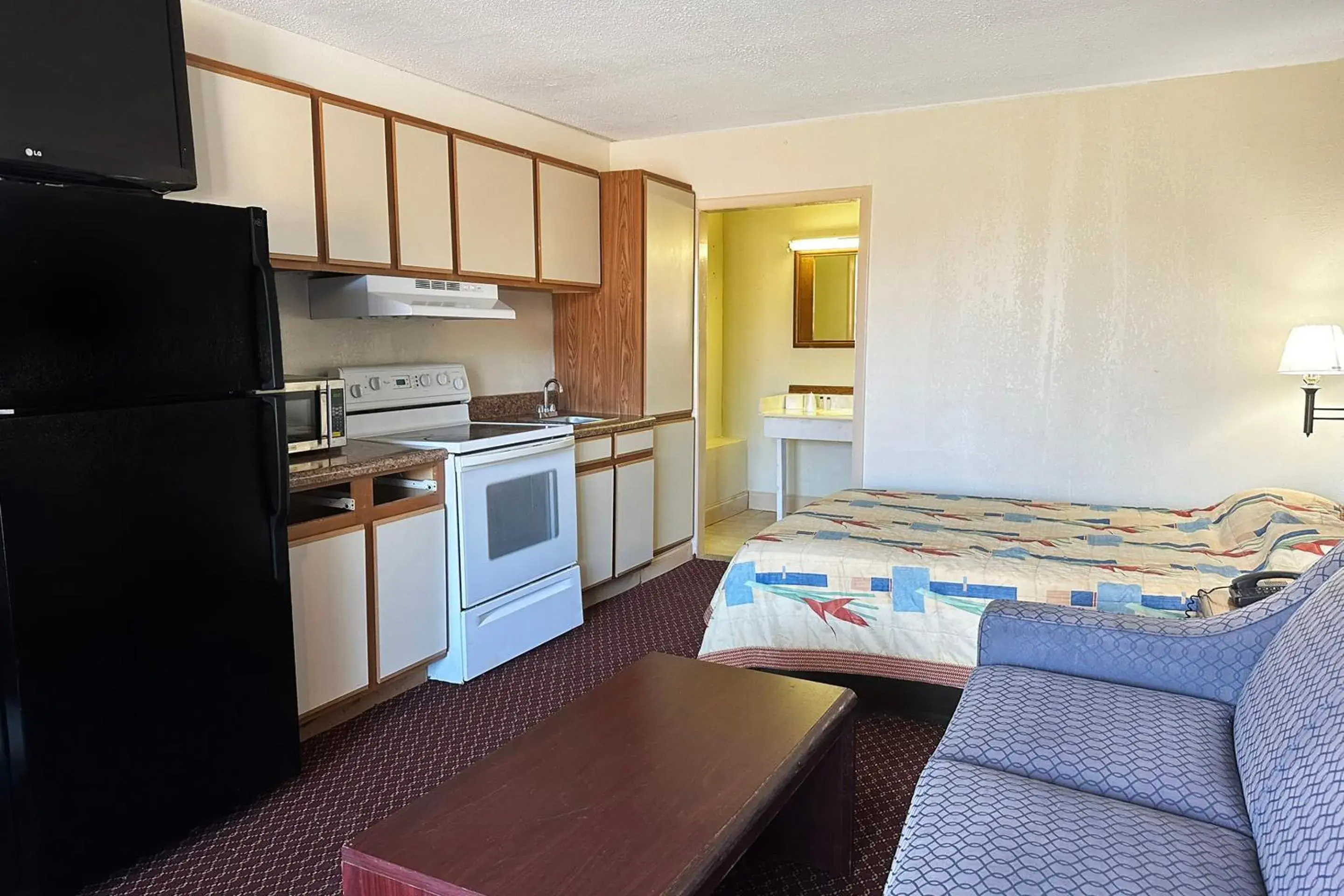 Bedroom, Kitchen/Kitchenette in Super Inn & Suites by OYO Milledgeville
