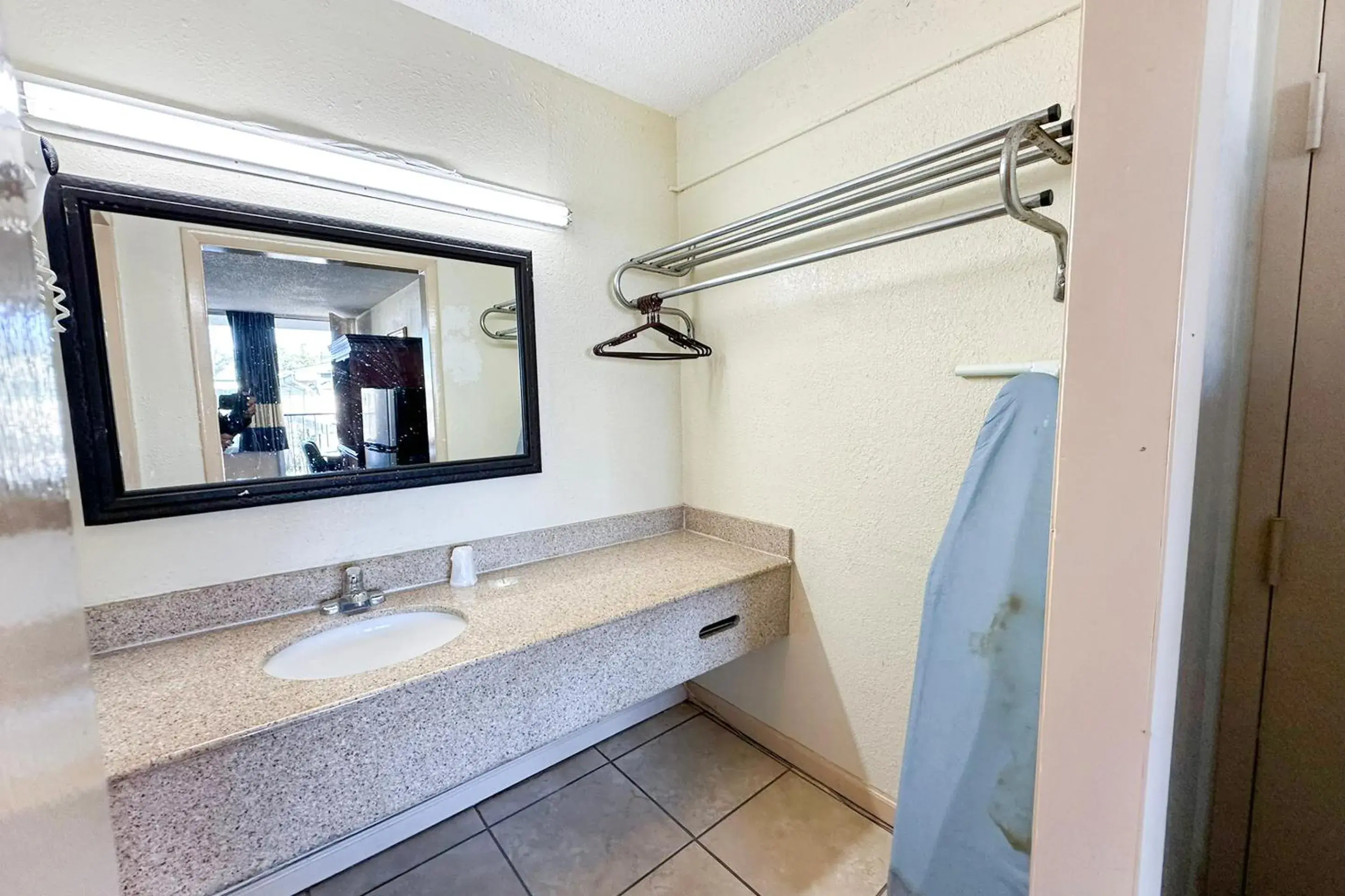 Bathroom in Super Inn & Suites by OYO Milledgeville