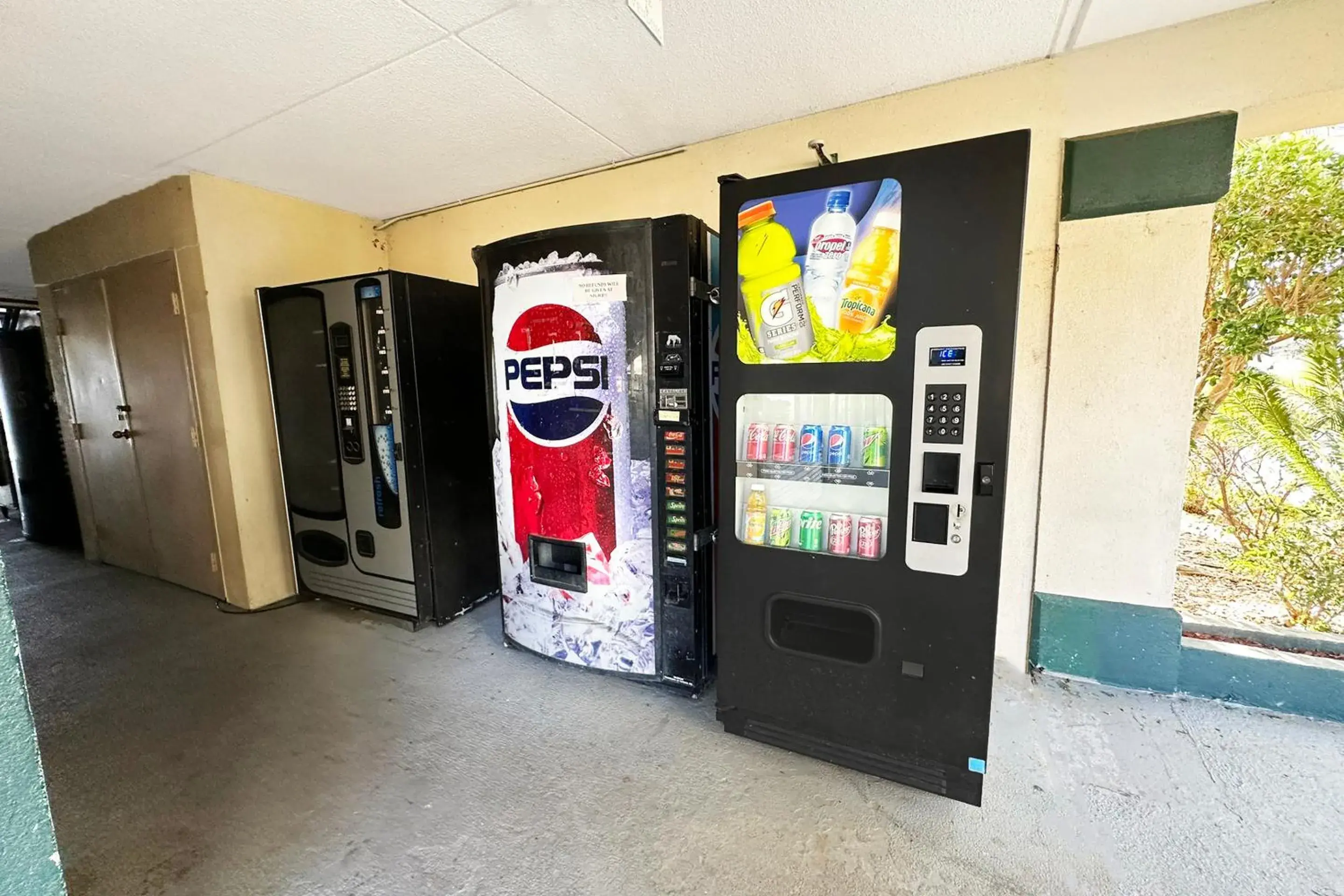 vending machine, Supermarket/Shops in Super Inn & Suites by OYO Milledgeville