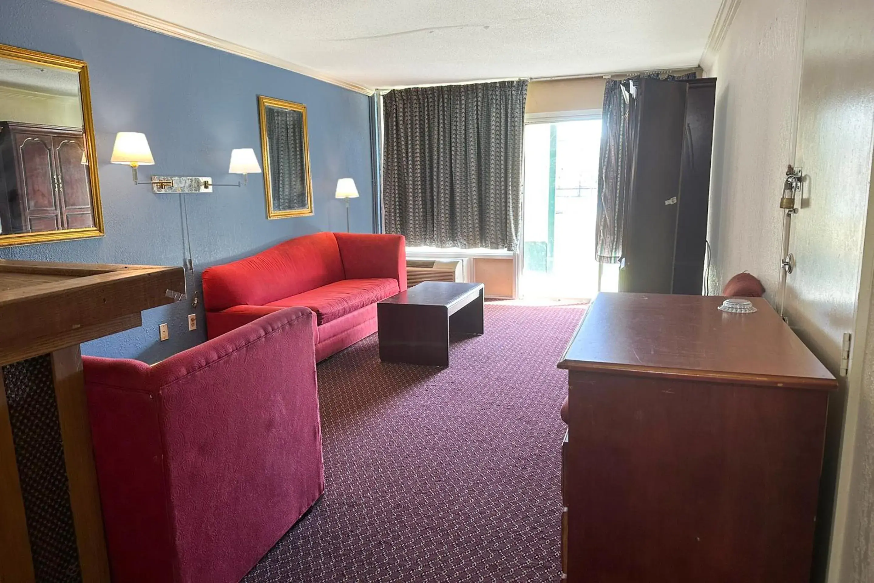 Seating area, Bed in Super Inn & Suites by OYO Milledgeville