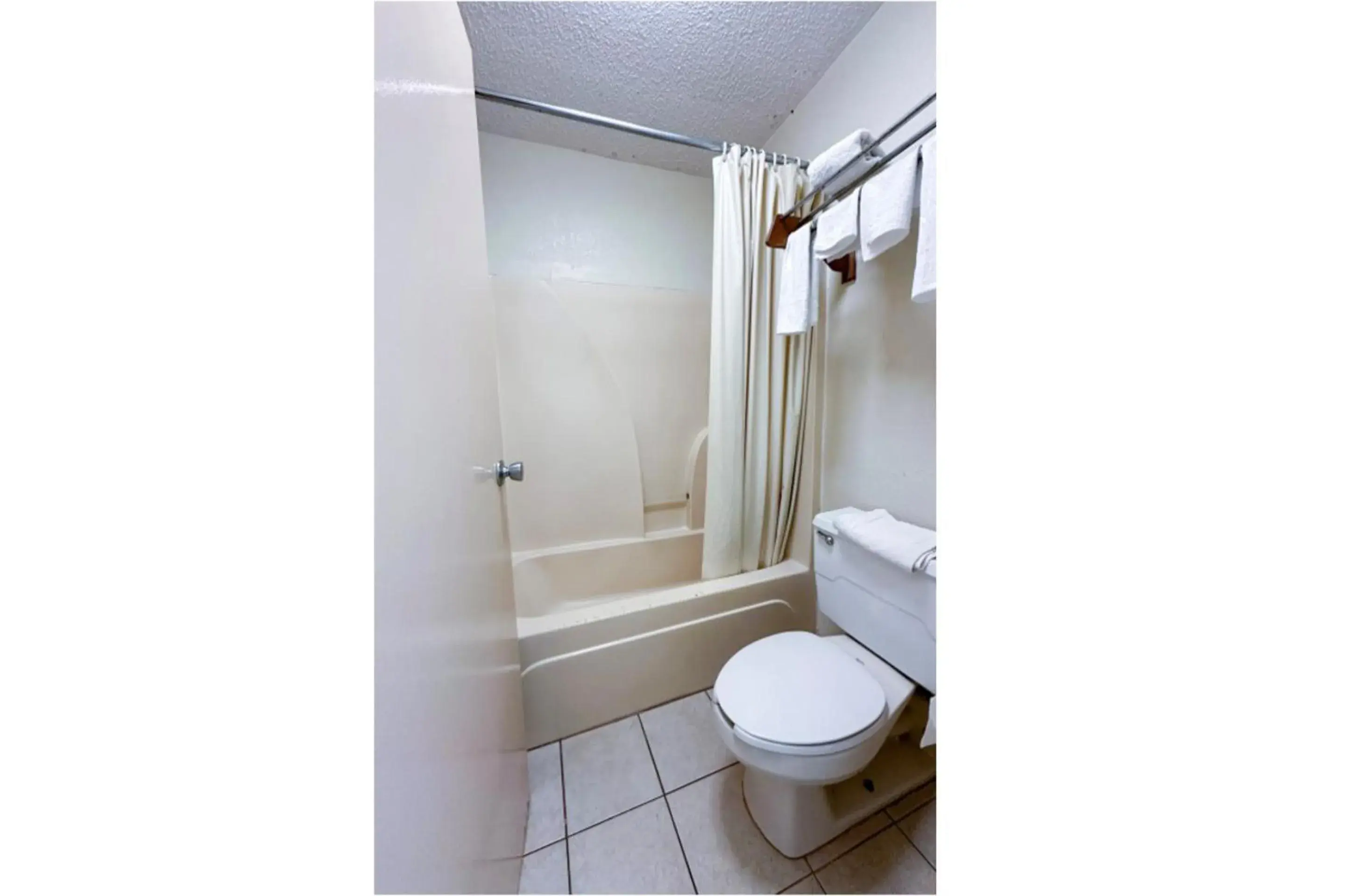 Bathroom in Super Inn & Suites by OYO Milledgeville