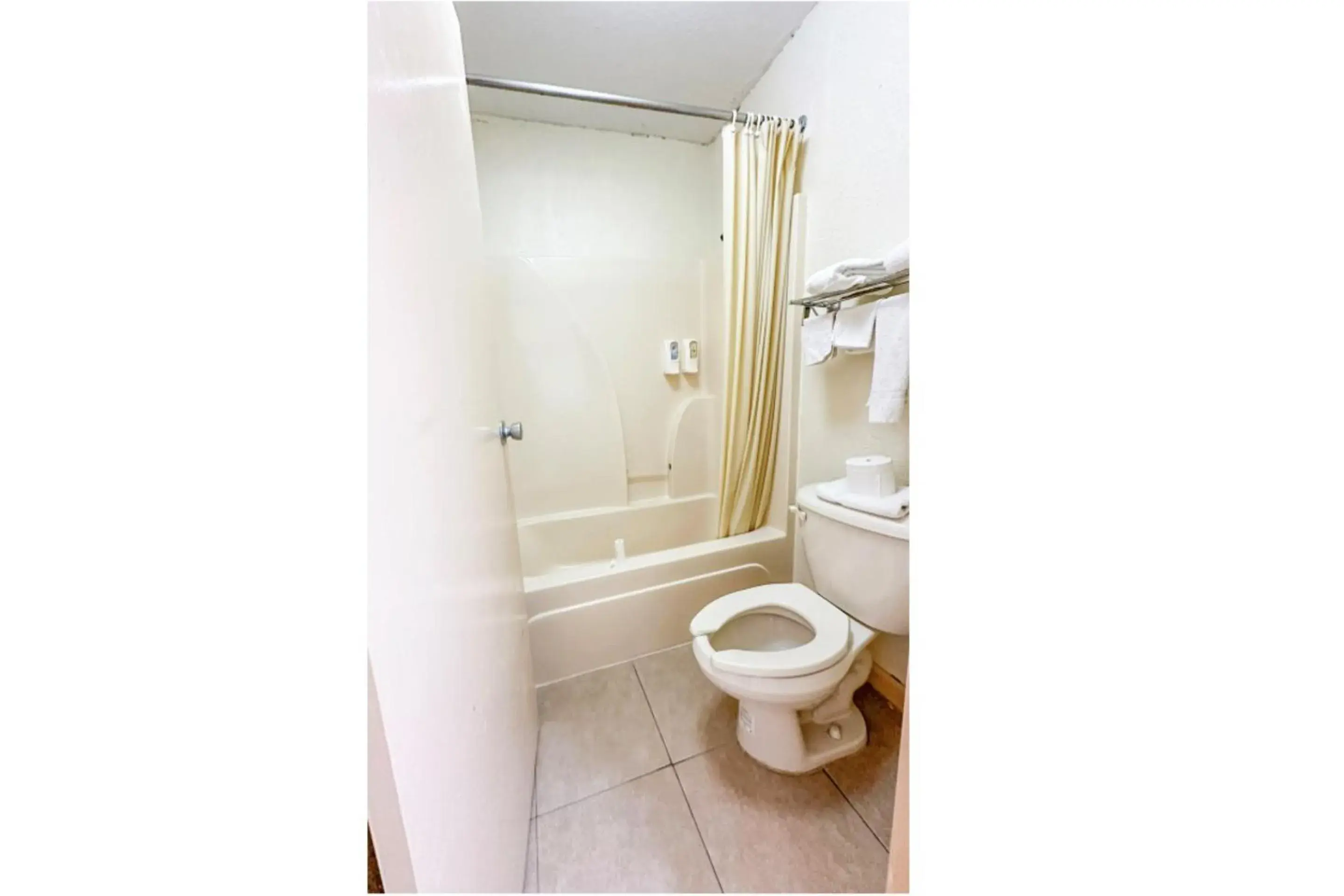 Bathroom in Super Inn & Suites by OYO Milledgeville