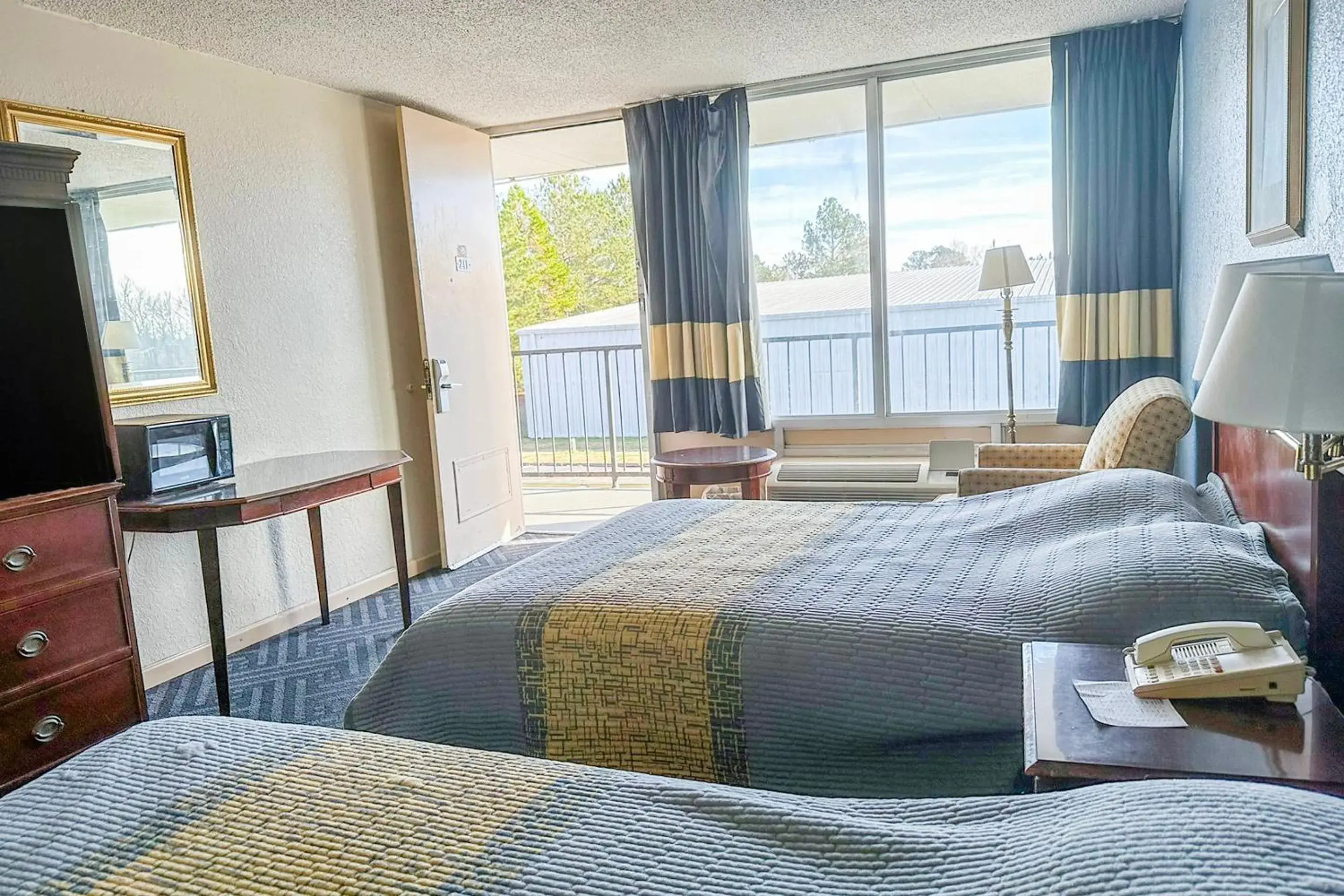 Bedroom, Bed in Super Inn & Suites by OYO Milledgeville Bedroom, Bed in Super Inn & Suites by OYO Milledgeville