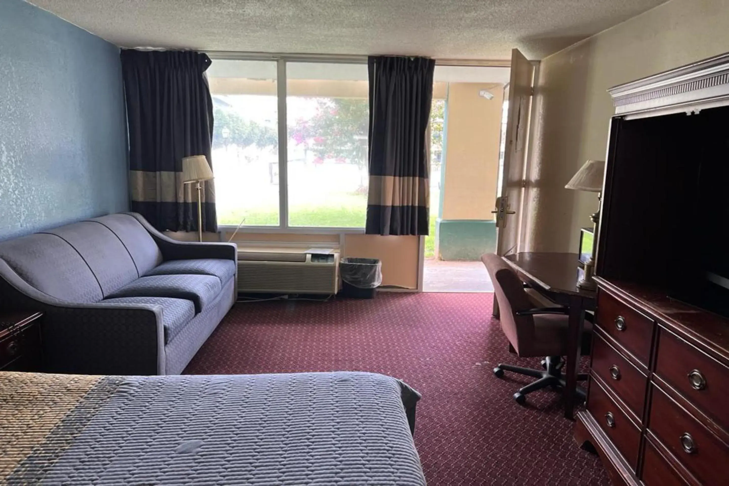 Seating area, TV/Entertainment Center in Super Inn & Suites by OYO Milledgeville