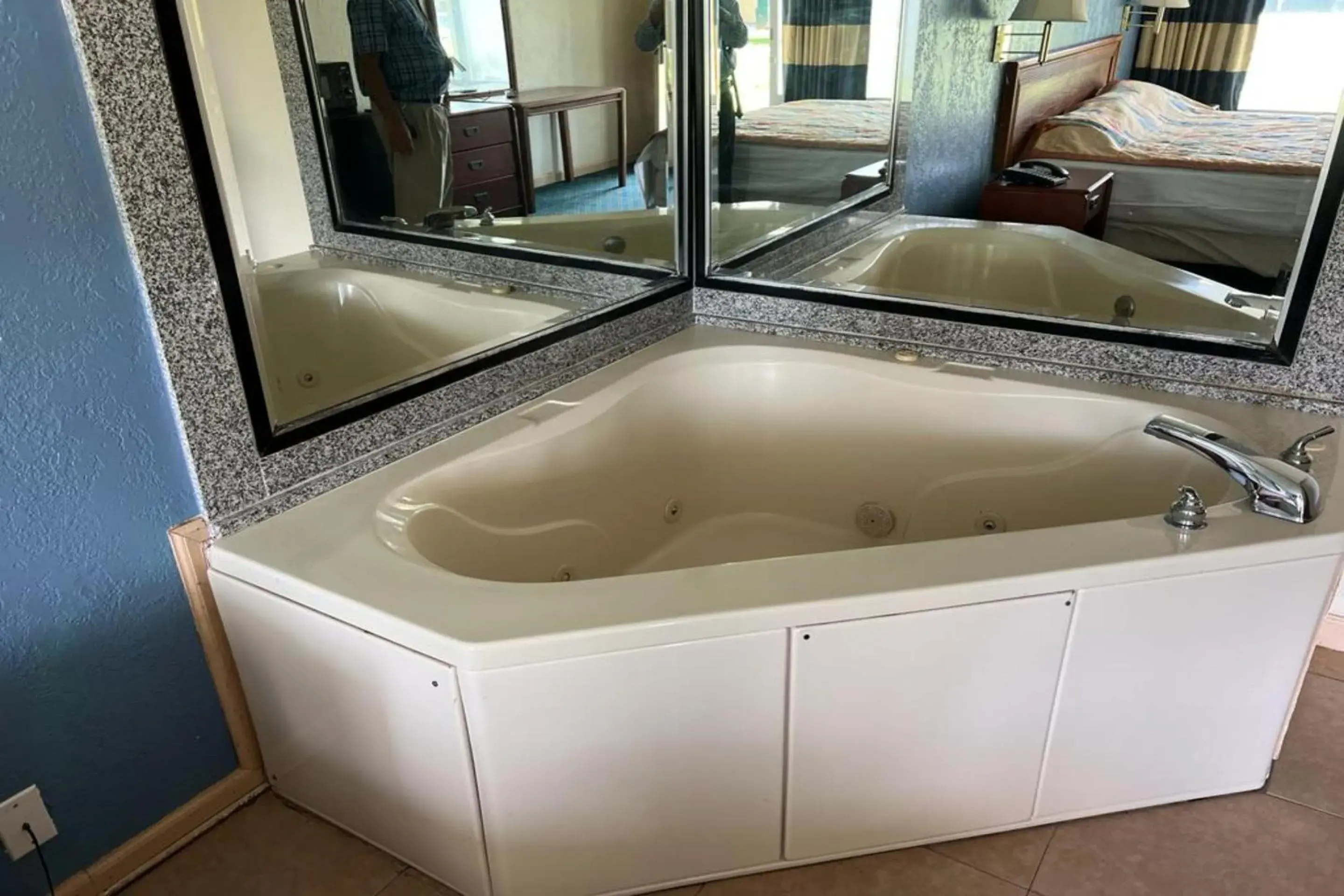 Hot Tub, Bed in Super Inn & Suites by OYO Milledgeville