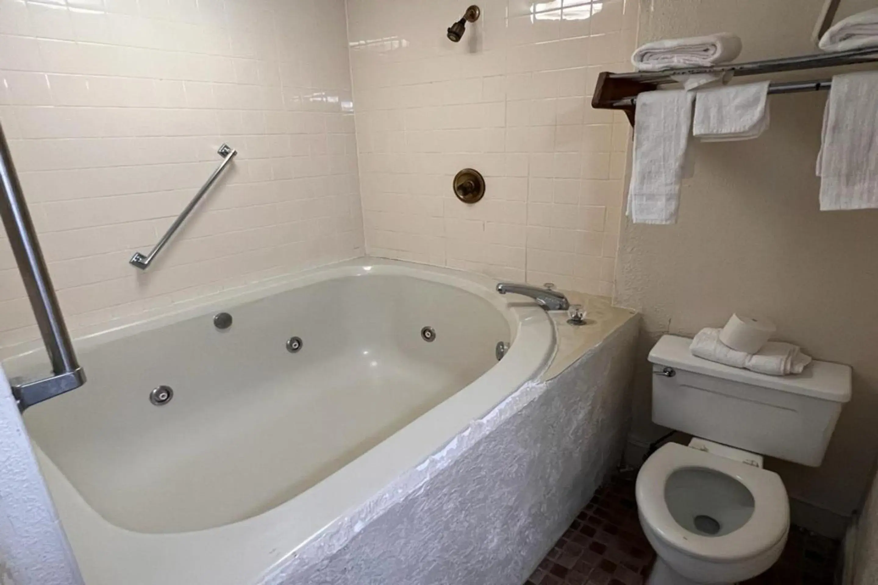 Hot Tub, Bathroom in Super Inn & Suites by OYO Milledgeville