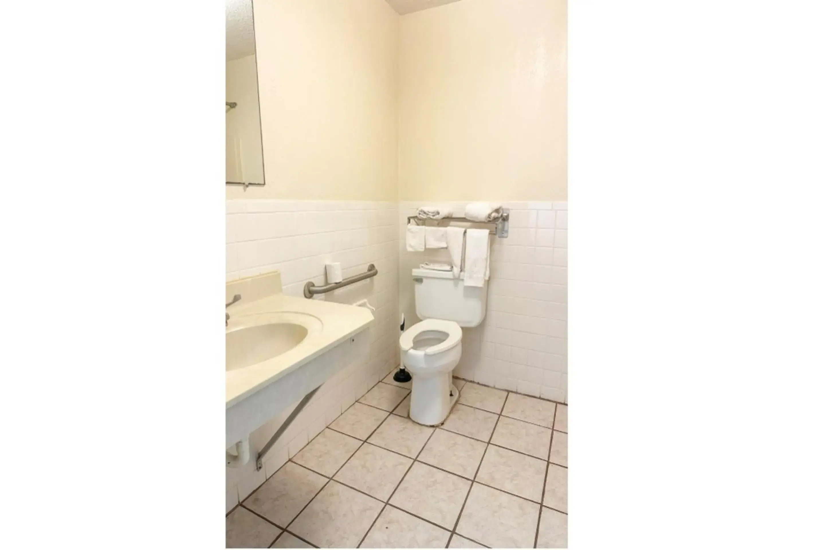 Bathroom in Super Inn & Suites by OYO Milledgeville