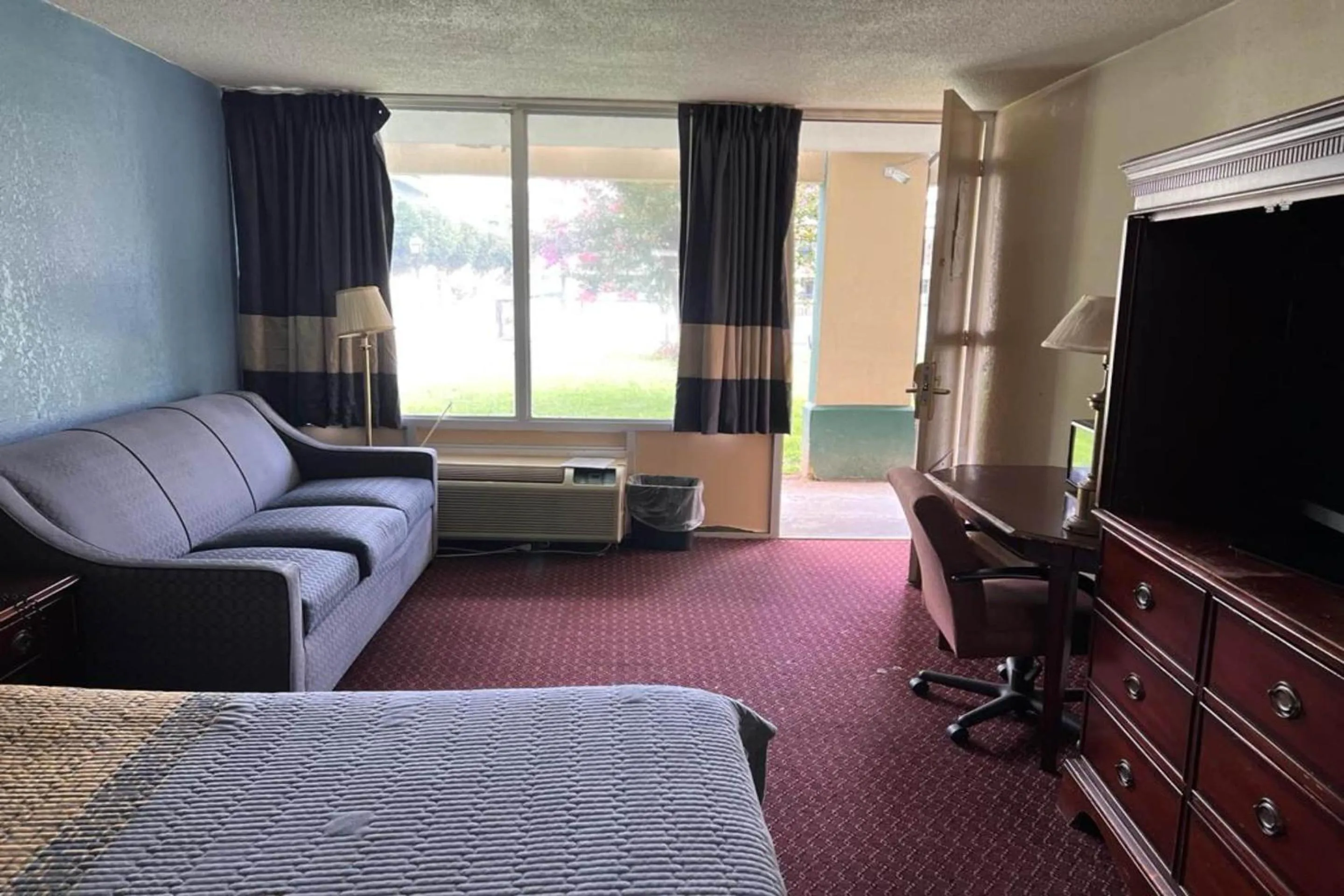 Bedroom in Super Inn & Suites by OYO Milledgeville