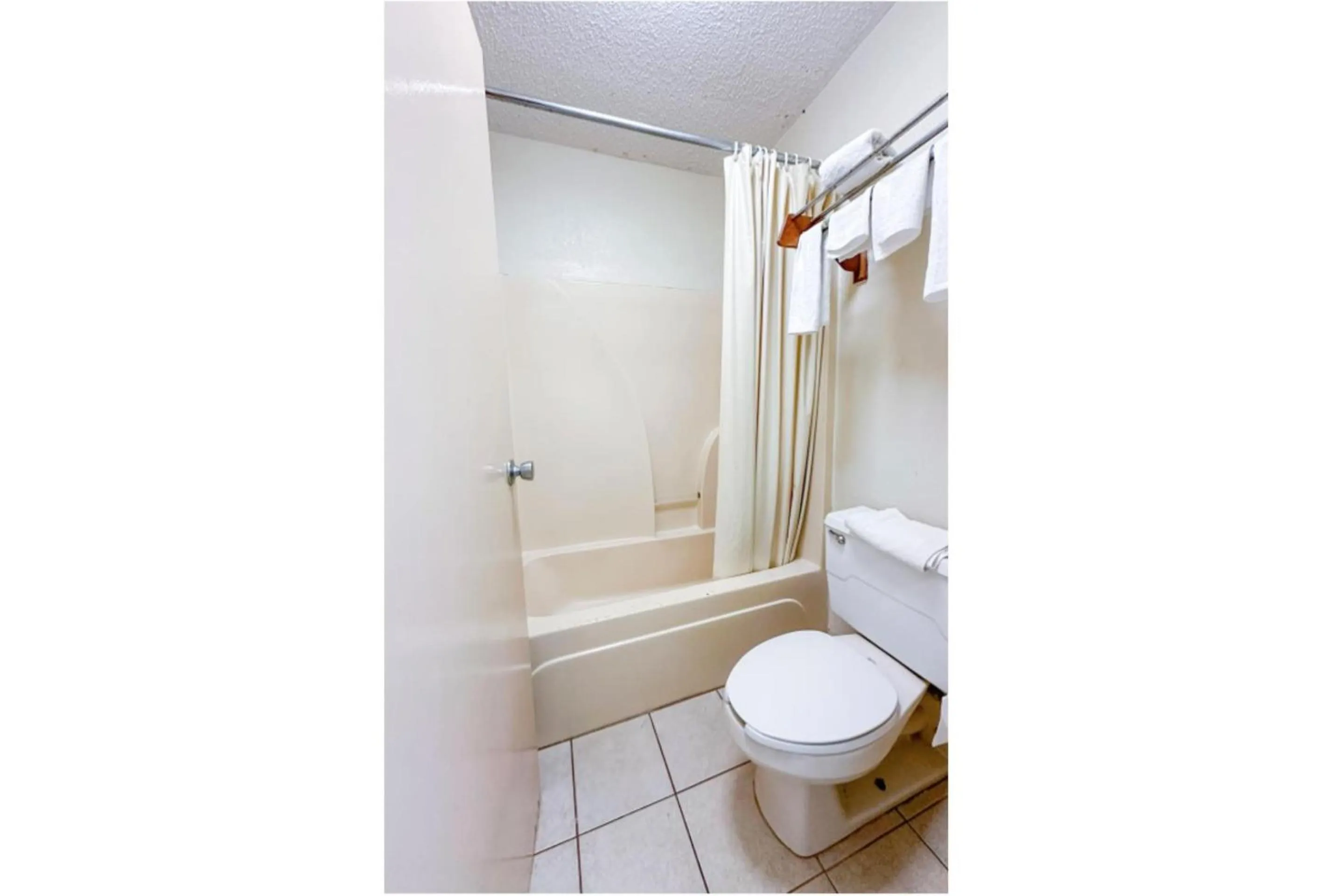 Bedroom in Super Inn & Suites by OYO Milledgeville