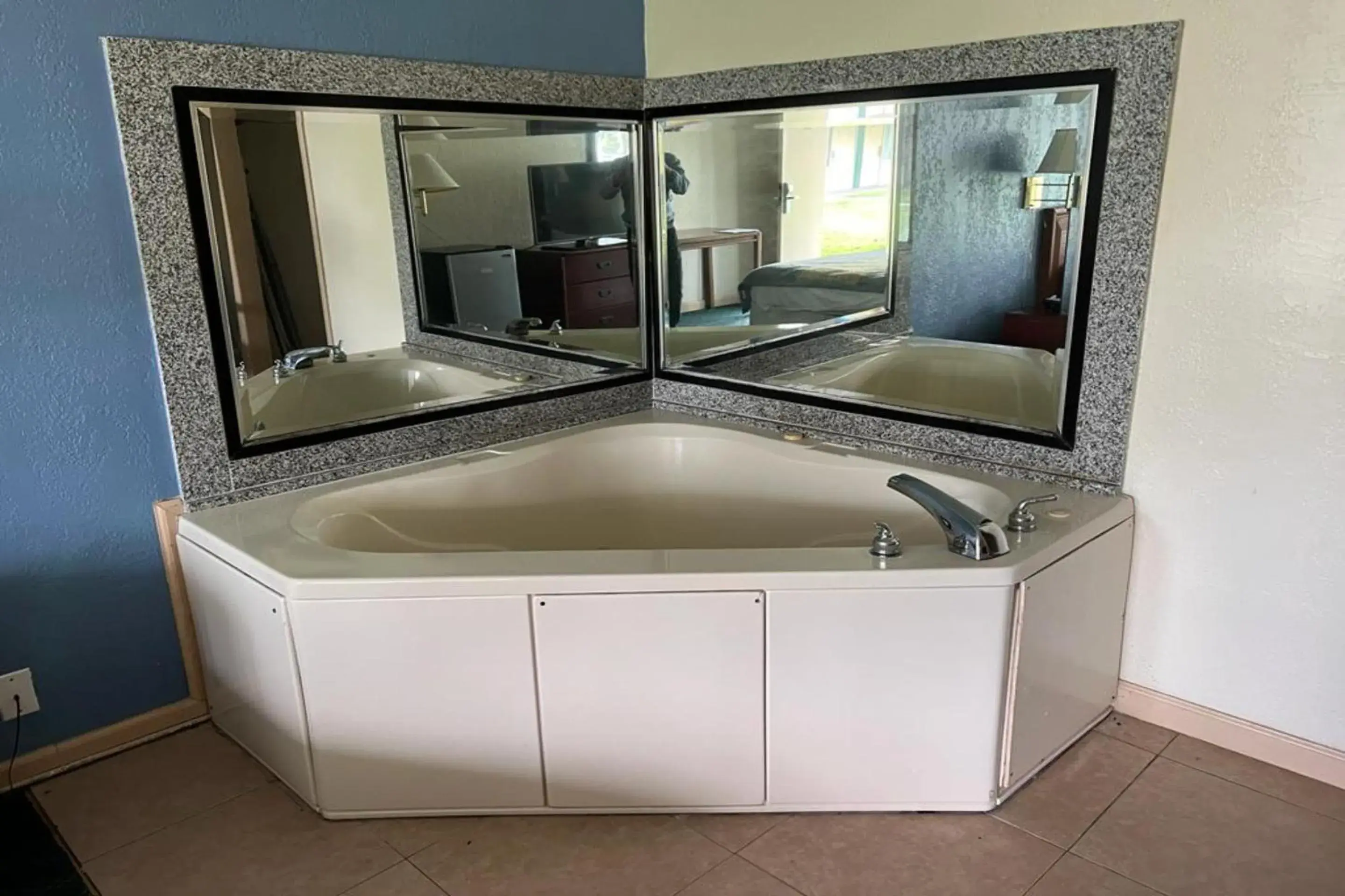 Hot Tub, Bathroom in Super Inn & Suites by OYO Milledgeville
