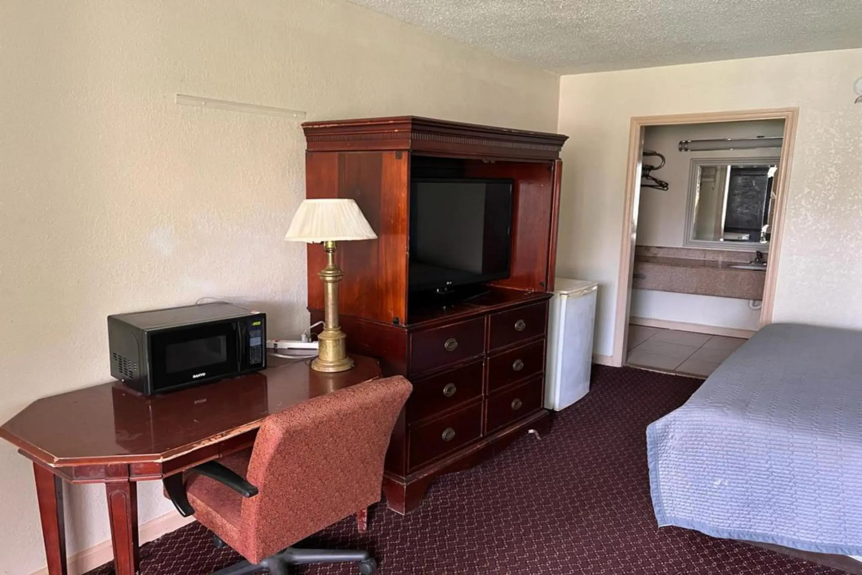 Bedroom, TV/Entertainment Center in Super Inn & Suites by OYO Milledgeville