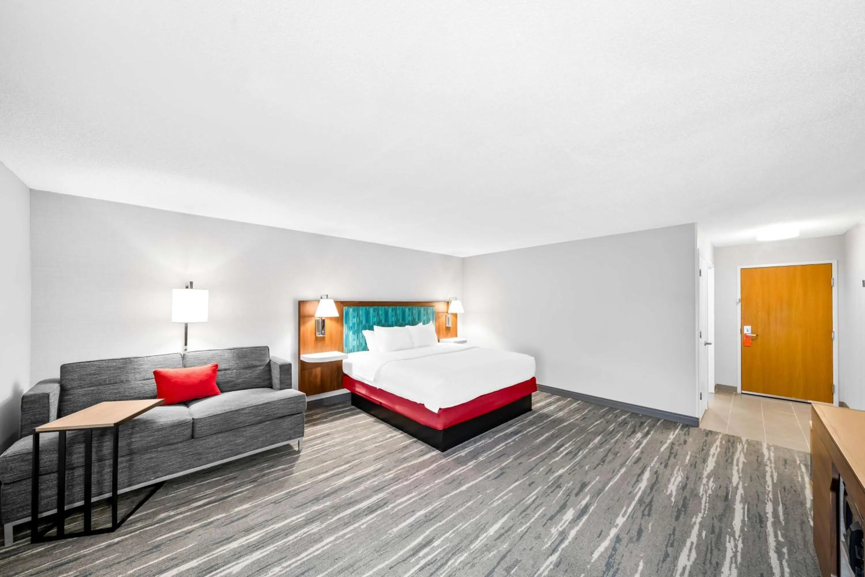Living room, Bed in Hampton Inn South Heritage Park