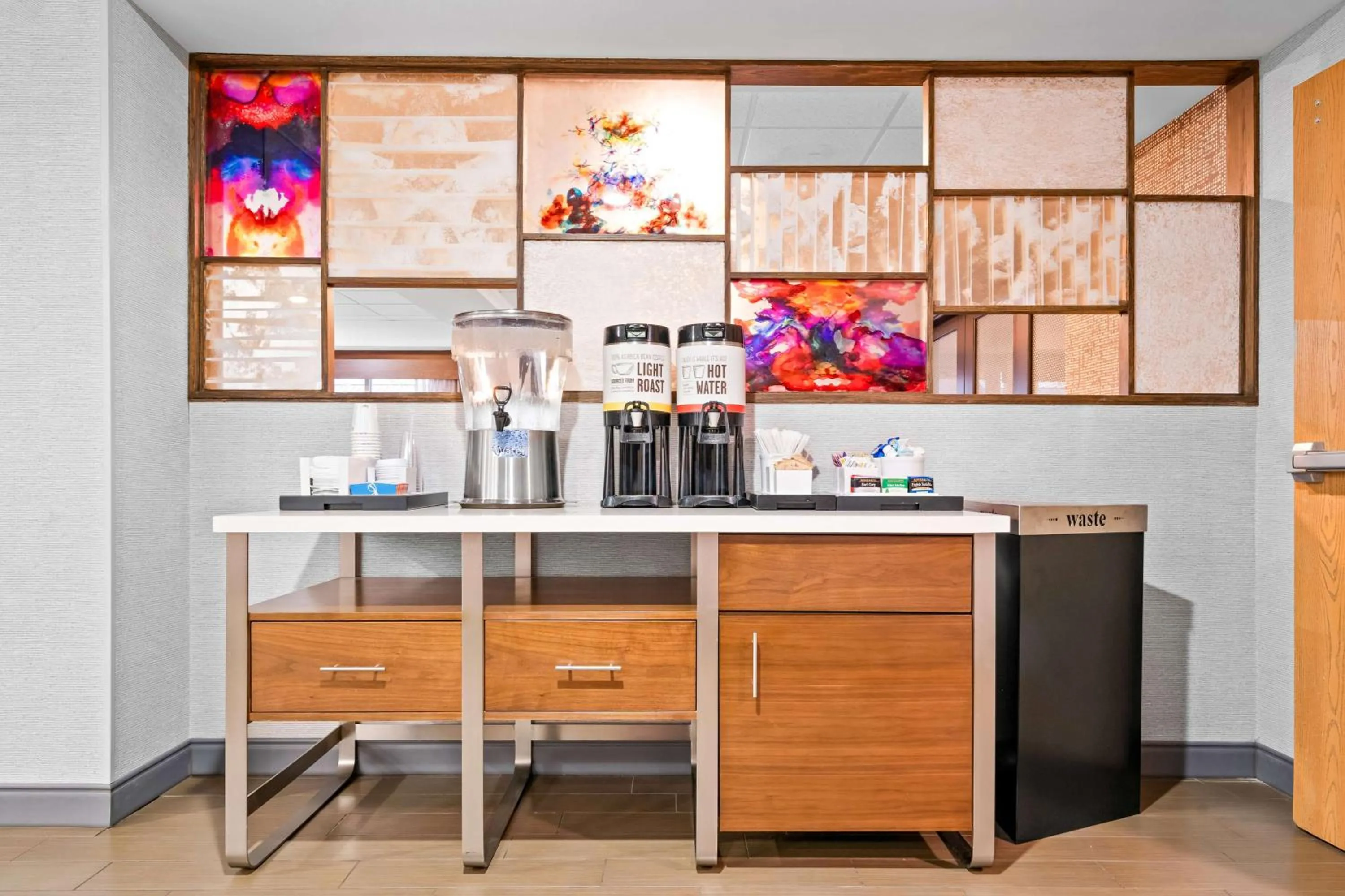 Dining area in Hampton Inn South Heritage Park