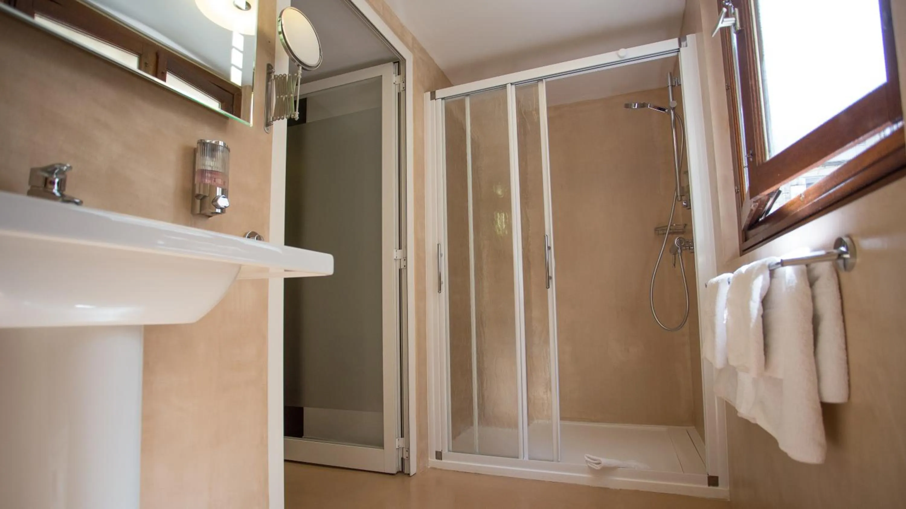 Shower in Hôtel Napoléon