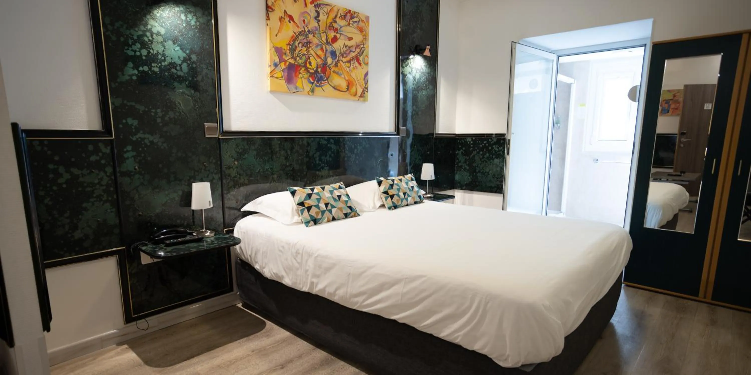 Bedroom, Bed in Hôtel Napoléon