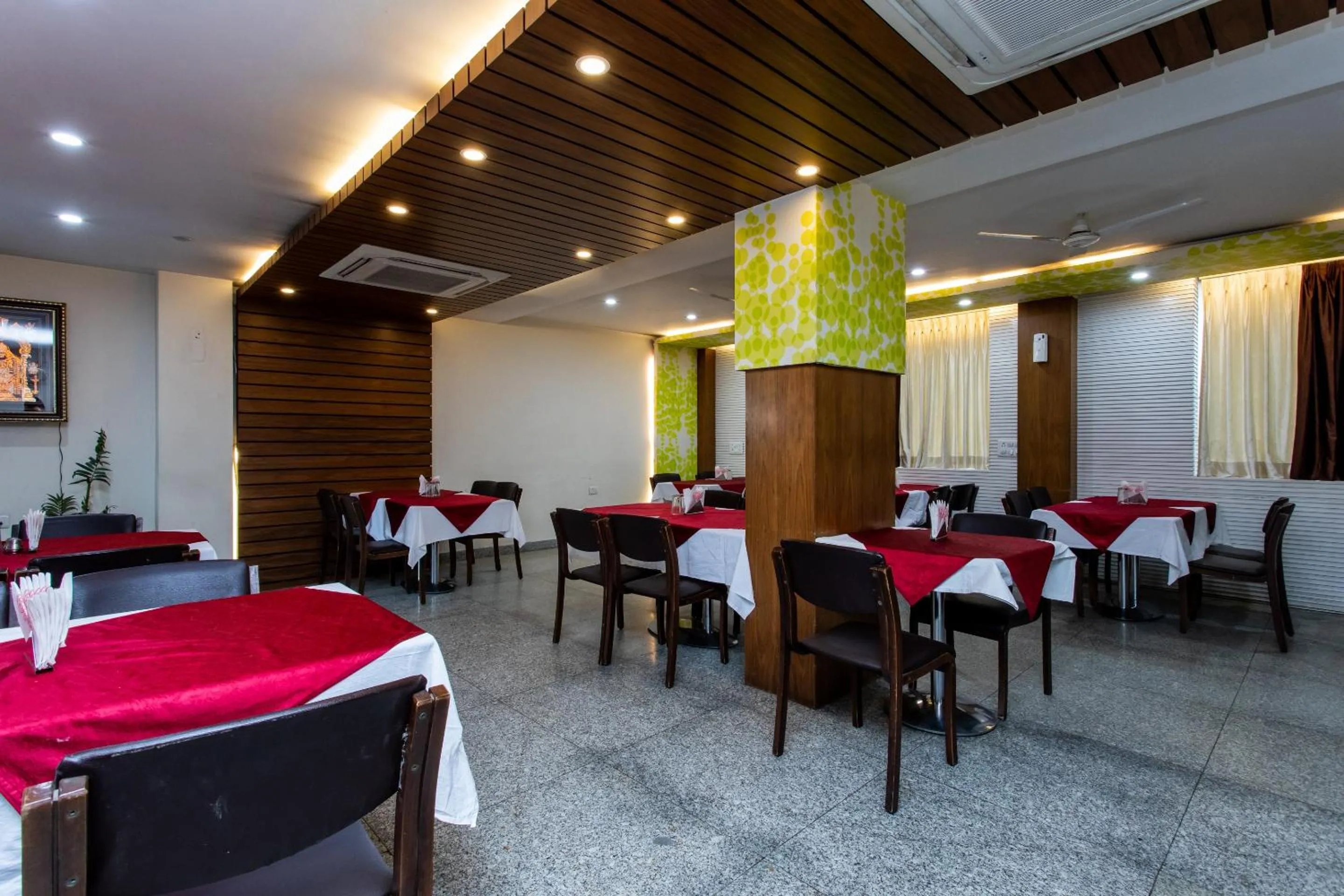 Restaurant/places to eat in Hotel O Mohit Regency