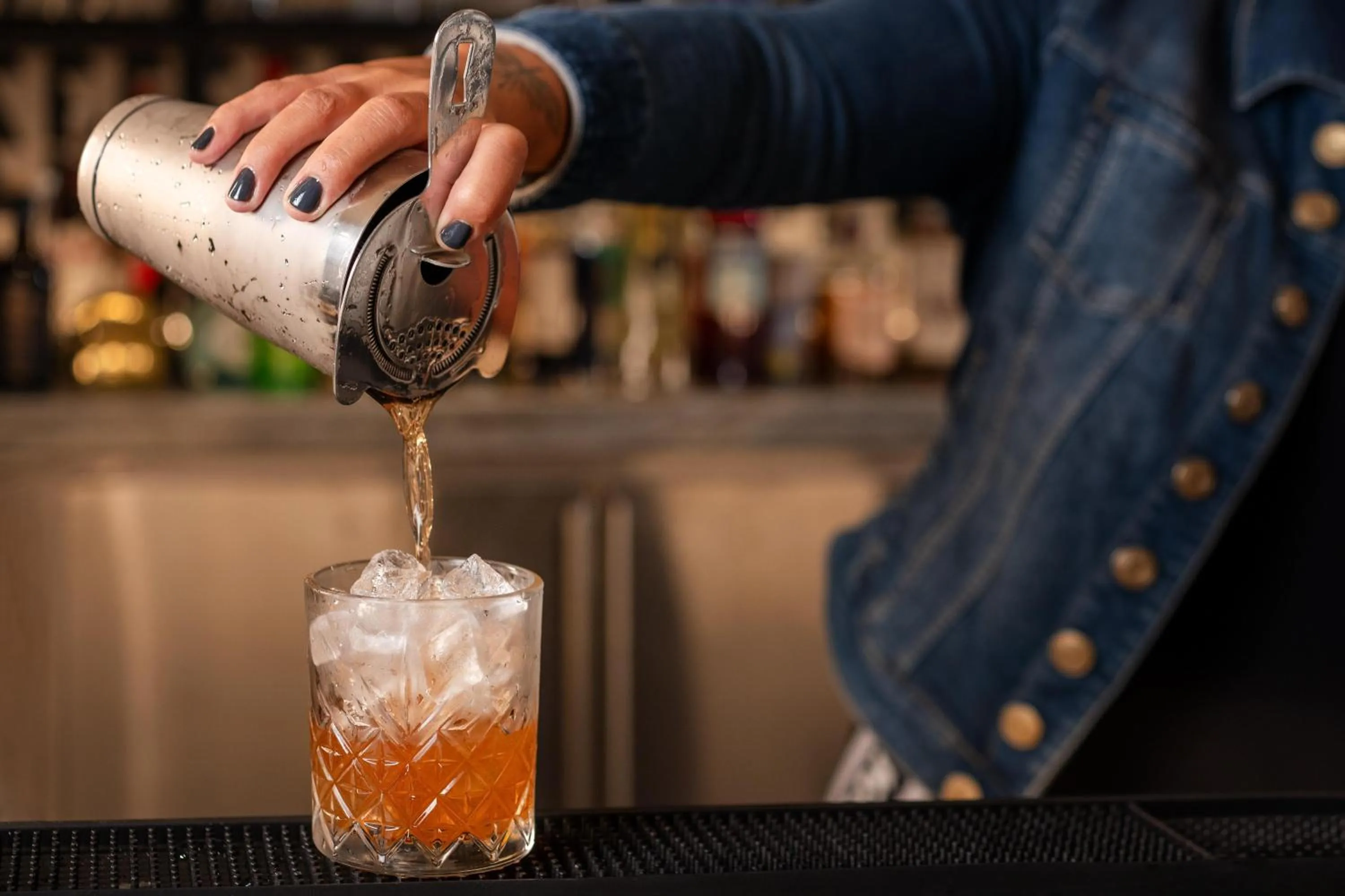 Lounge or bar in The Hollis Halifax - a DoubleTree Suites by Hilton