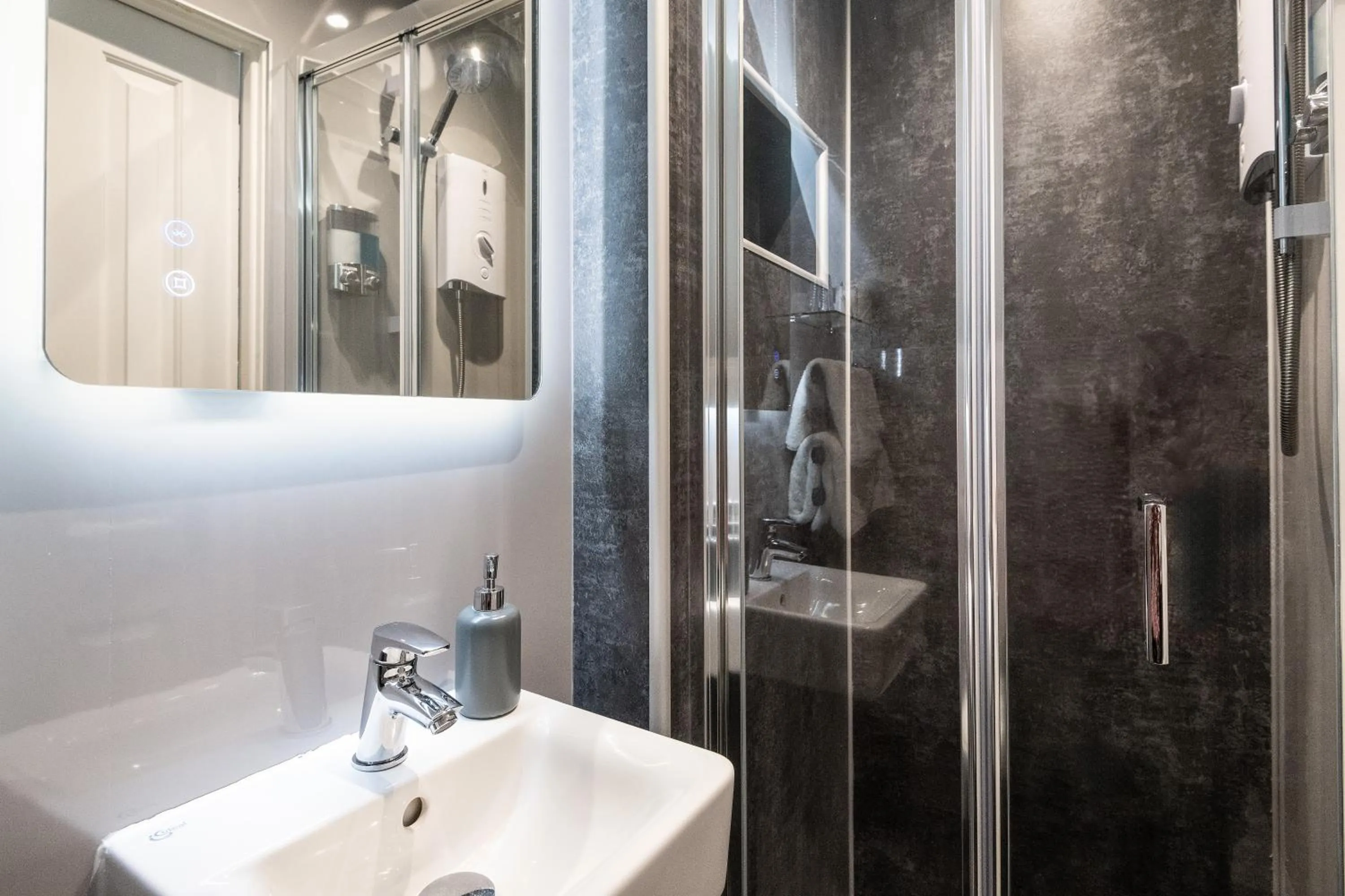 Shower in Atholl Villa Guest House