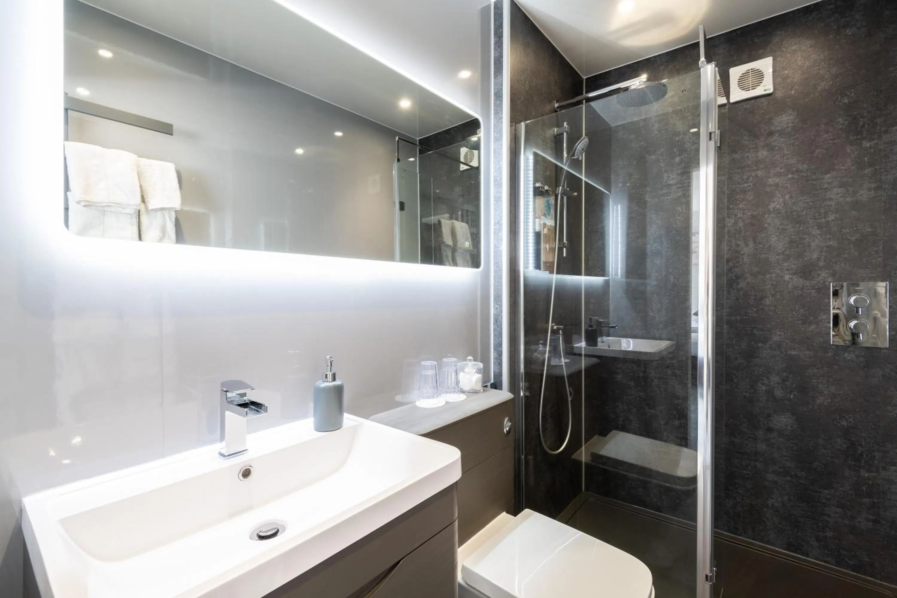 Shower in Atholl Villa Guest House