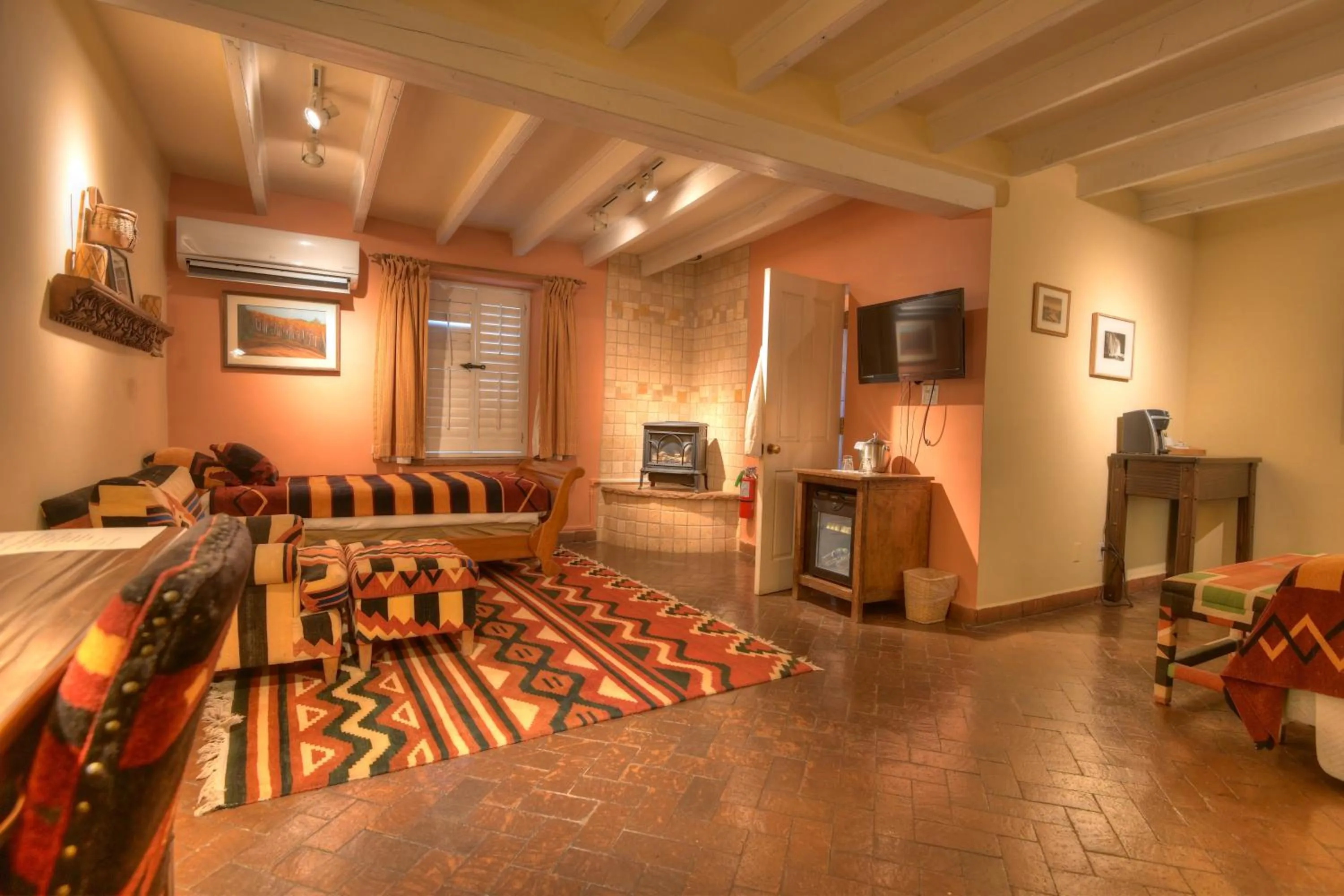 Communal lounge/ TV room in Inn at Vanessie