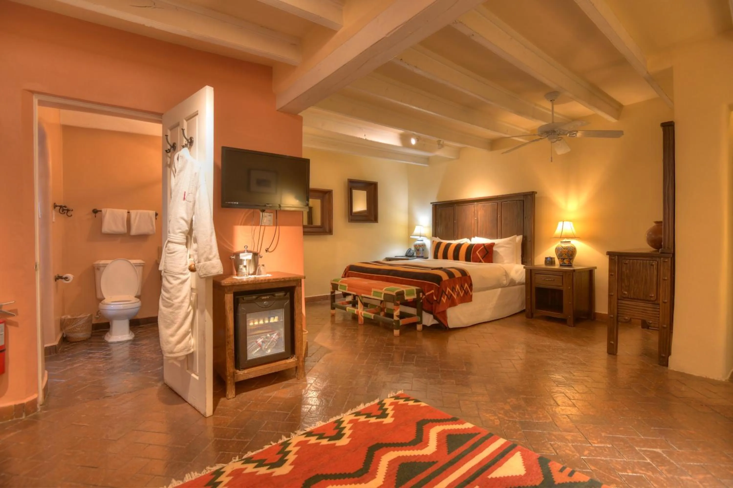 Photo of the whole room, Bed in Inn at Vanessie