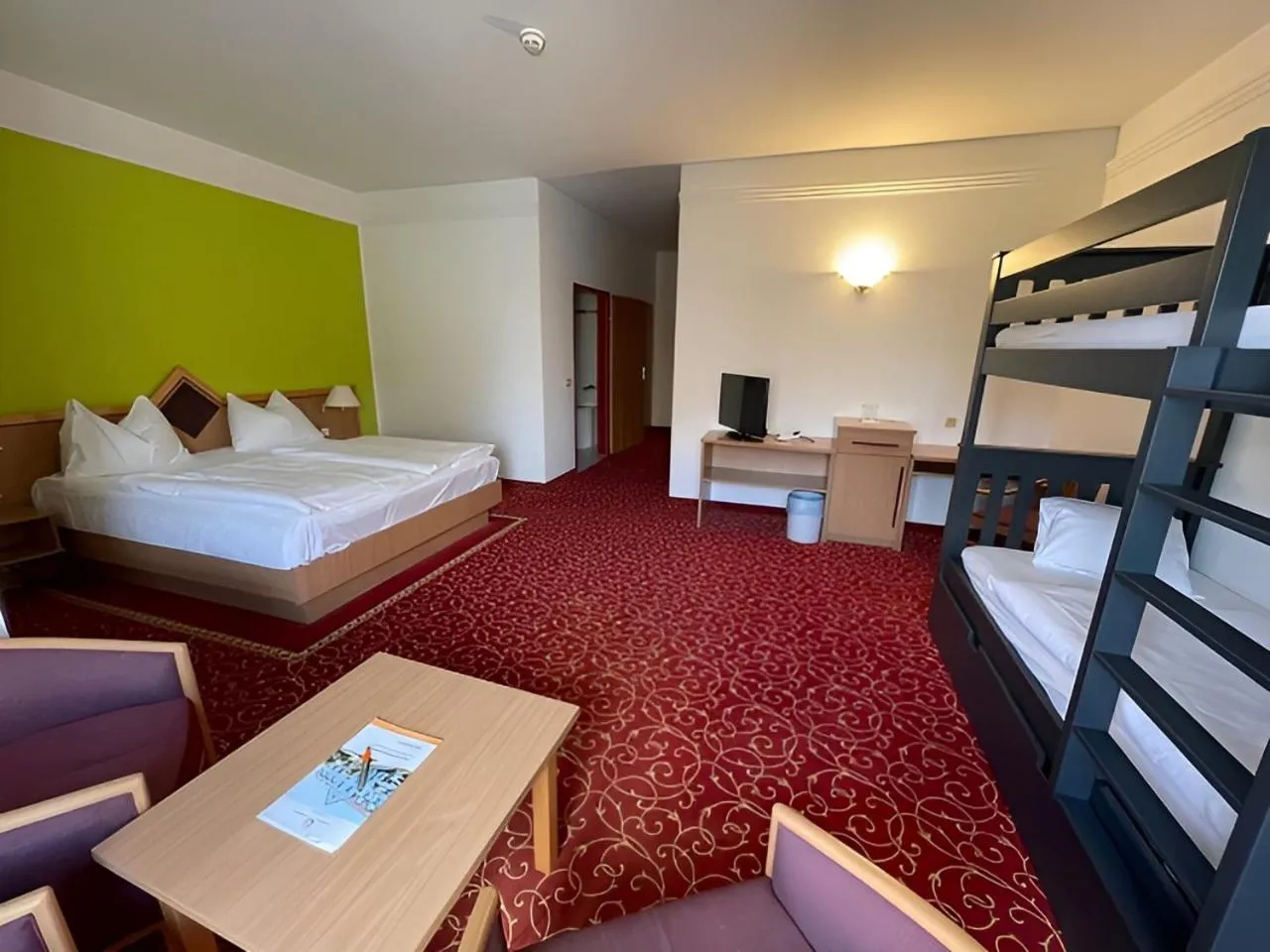 Bed in Thermenhotel Vier Jahreszeiten