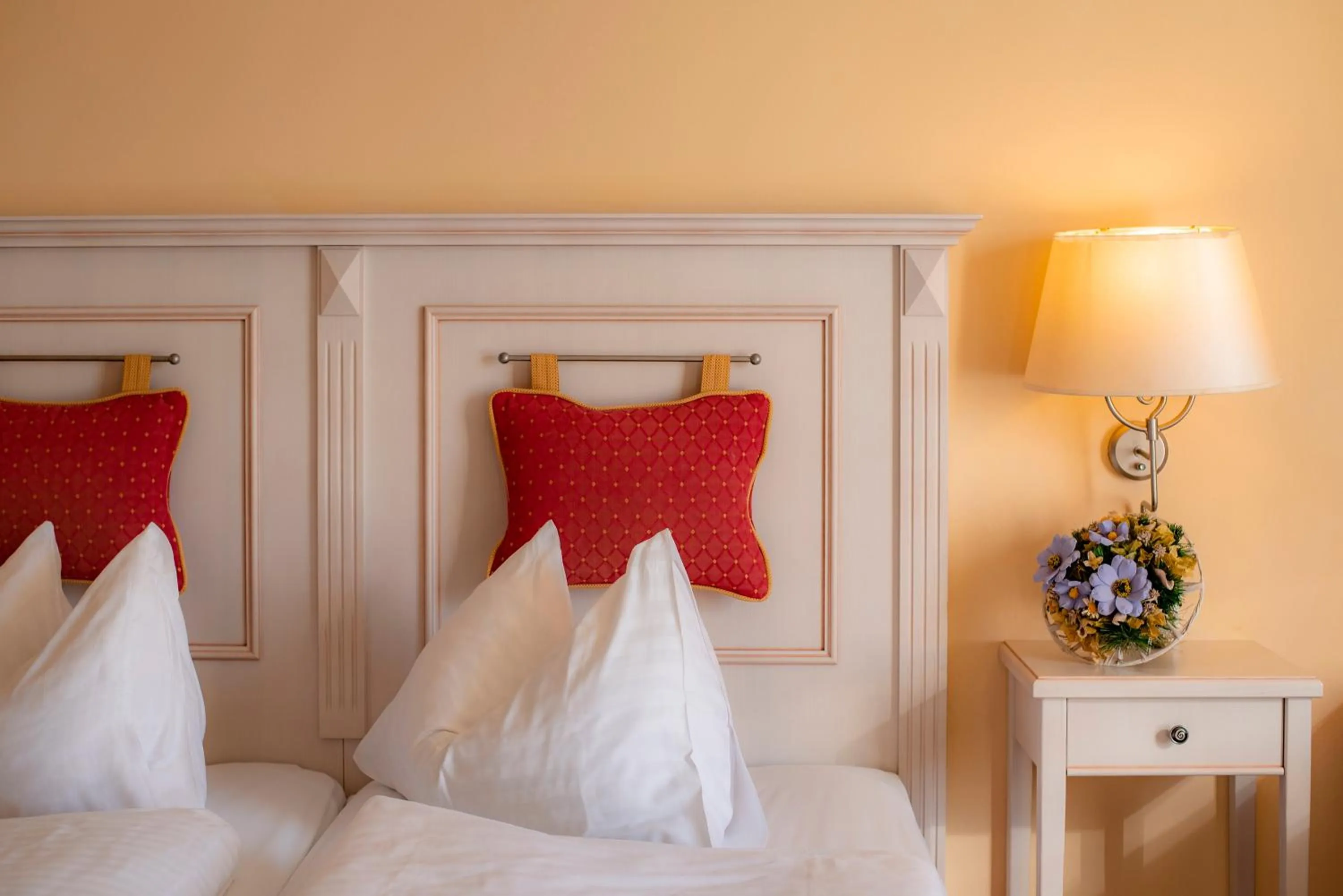 Bed in Thermenhotel Vier Jahreszeiten