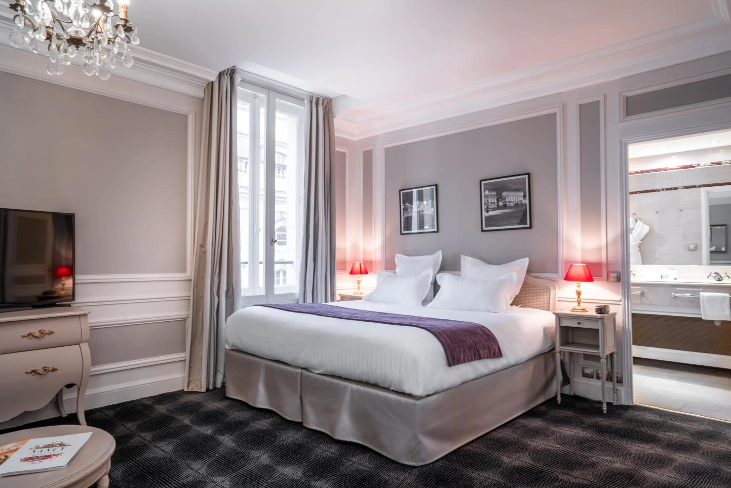 Bed in Grand Hotel De La Reine - Place Stanislas
