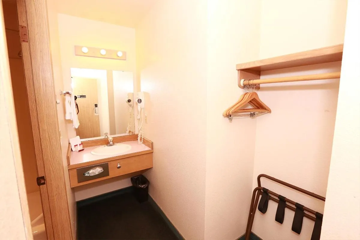 Bathroom in Village Inn & Suites Marysville