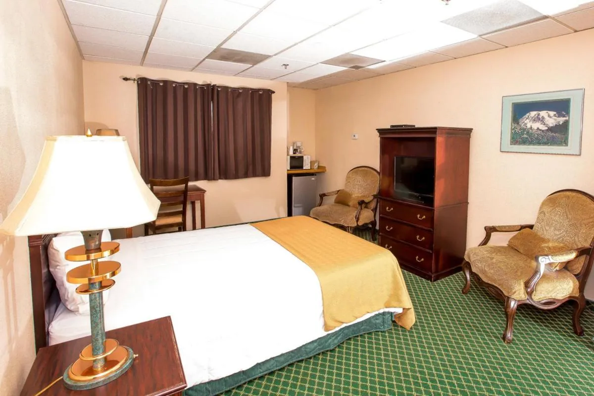 Photo of the whole room, Bed in Village Inn & Suites Marysville
