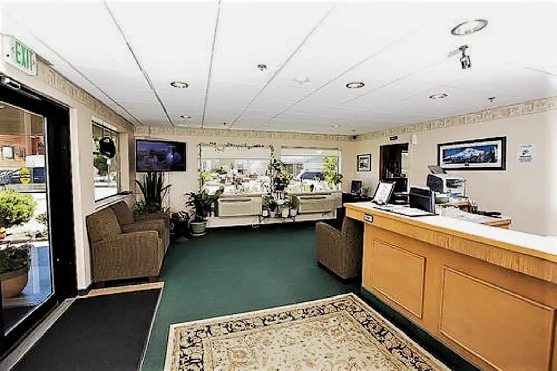 Facade/entrance in Village Inn & Suites Marysville