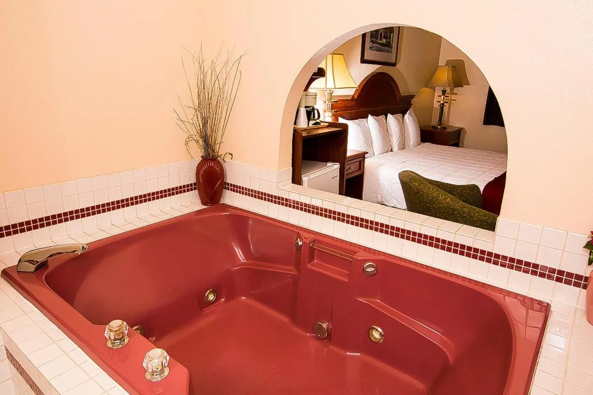 Decorative detail, Bed in Village Inn & Suites Marysville