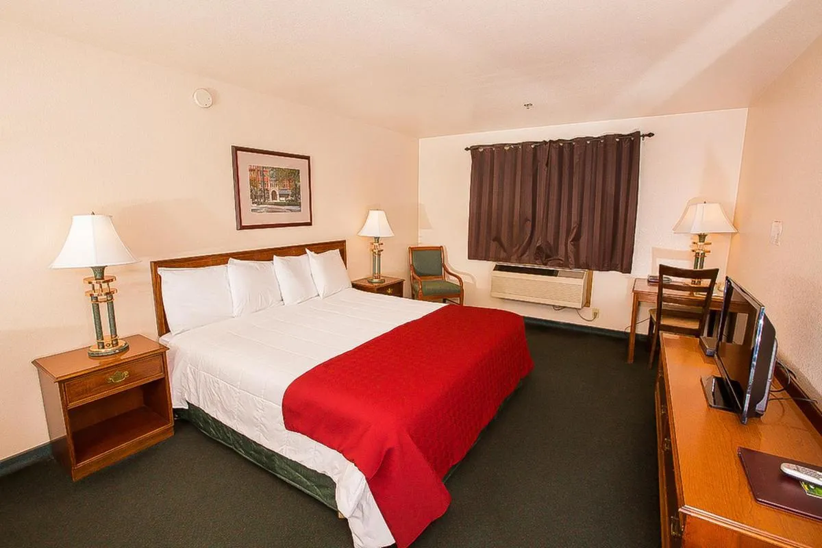 Photo of the whole room, Bed in Village Inn & Suites Marysville