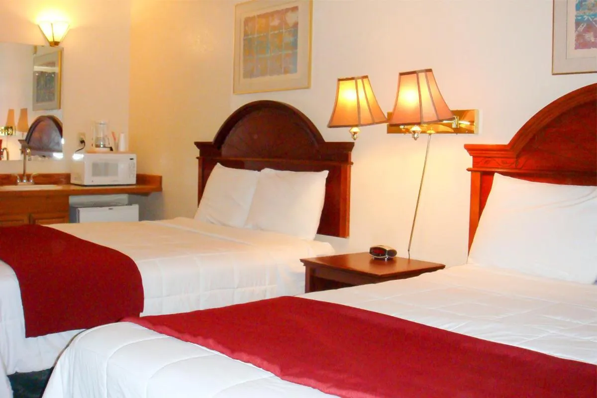 Bed in Village Inn & Suites Marysville