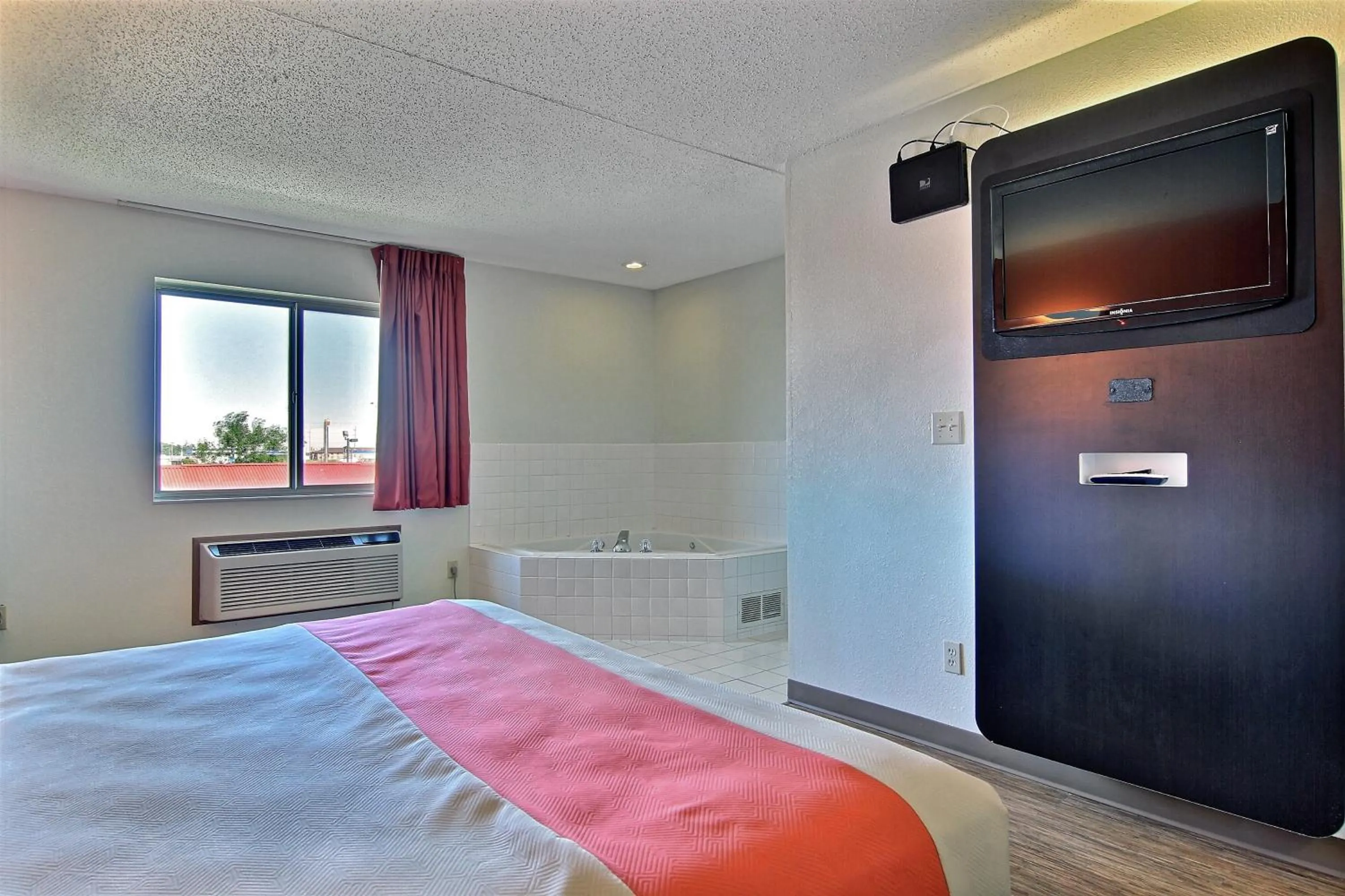 TV and multimedia, Bed in Motel 6-Gilman, IL