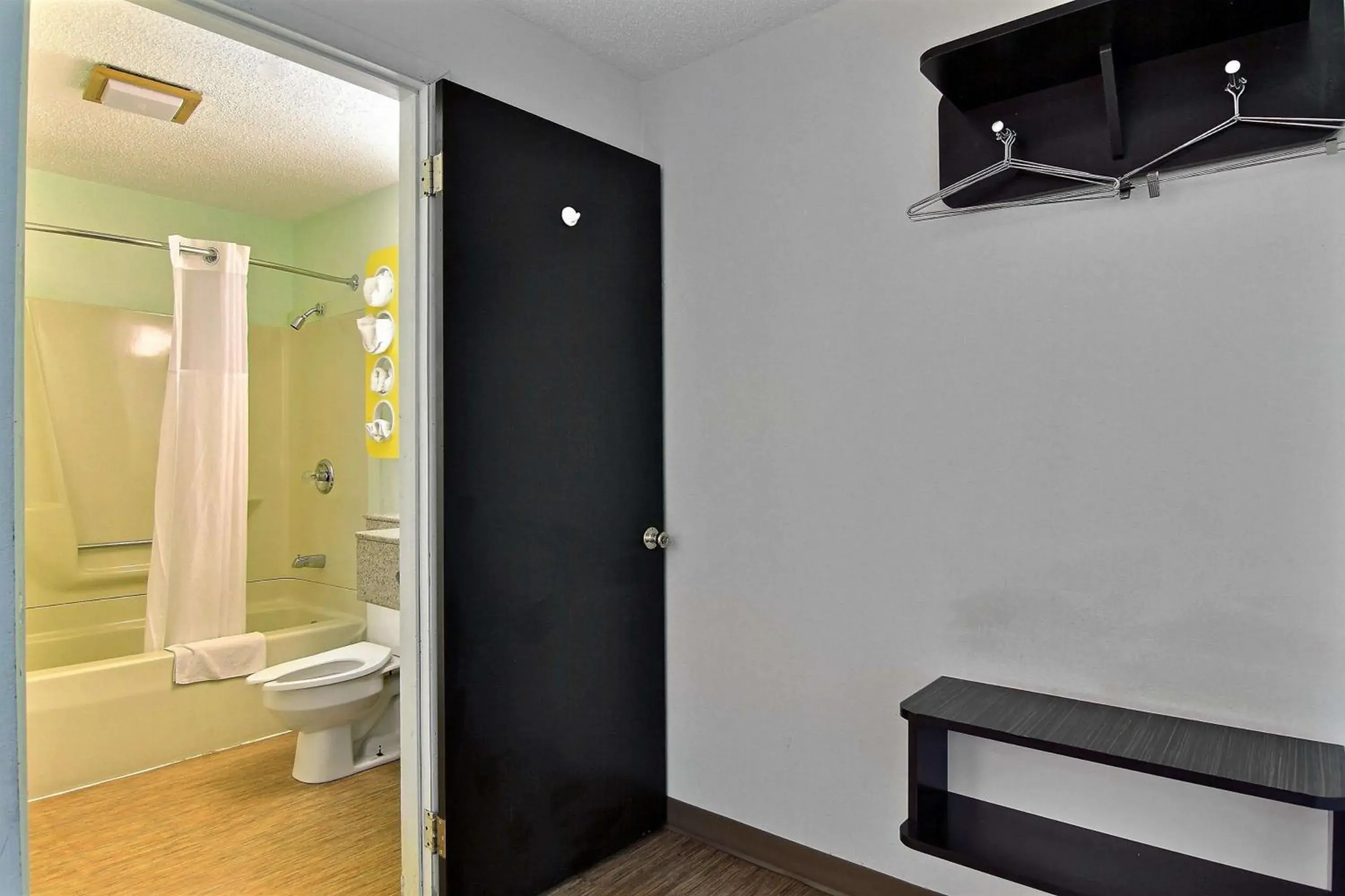 Deluxe Quadruple Room - Smoking in Motel 6-Gilman, IL Deluxe Quadruple Room - Smoking in Motel 6-Gilman, IL