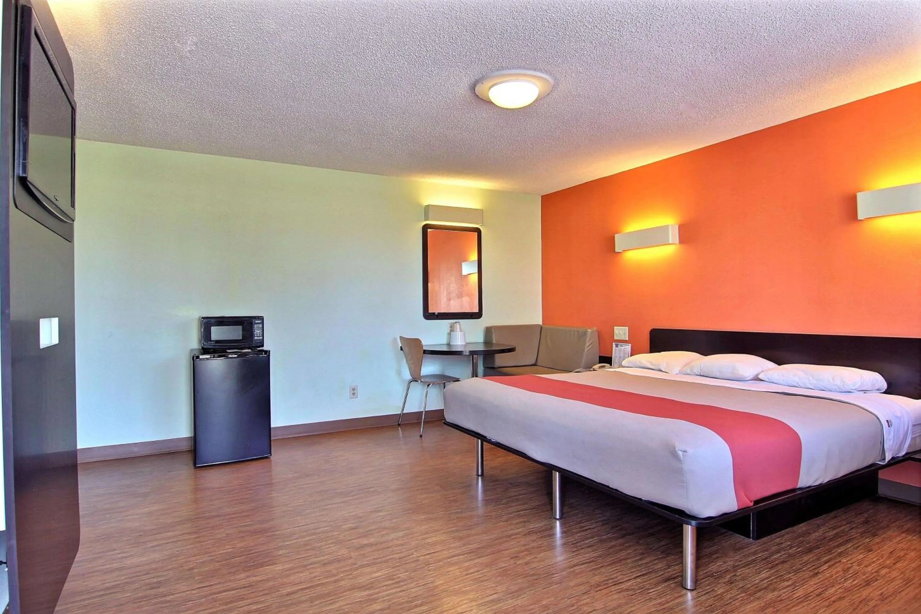 TV and multimedia, Bed in Motel 6-Gilman, IL